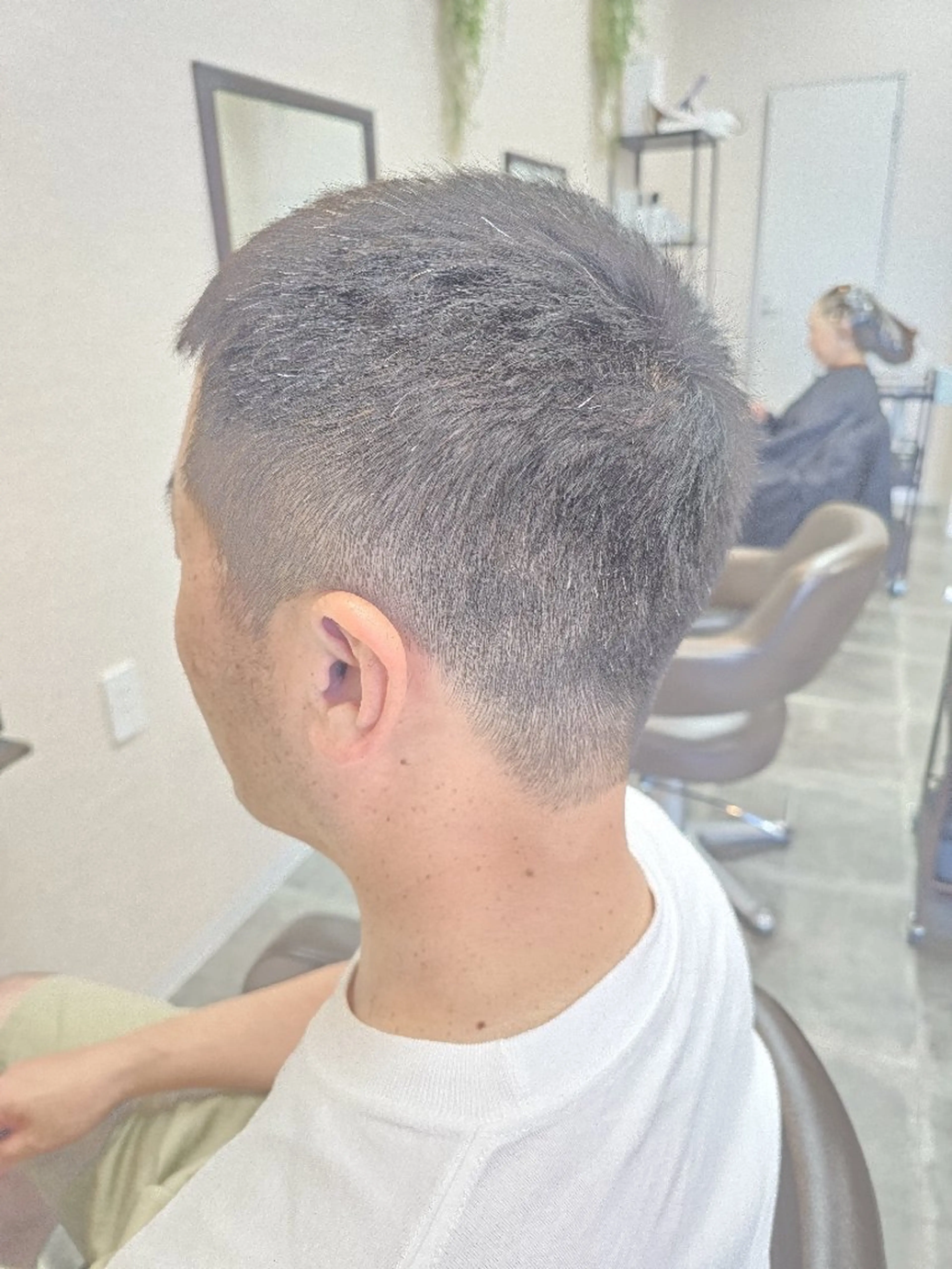ショート メンズ メンズハイライト メンズインナーカラー メンズパーマ ハイライト 髪質改善 カット ヘッドスパ ヘアセット 石川 ジェウンのヘアスタイル
