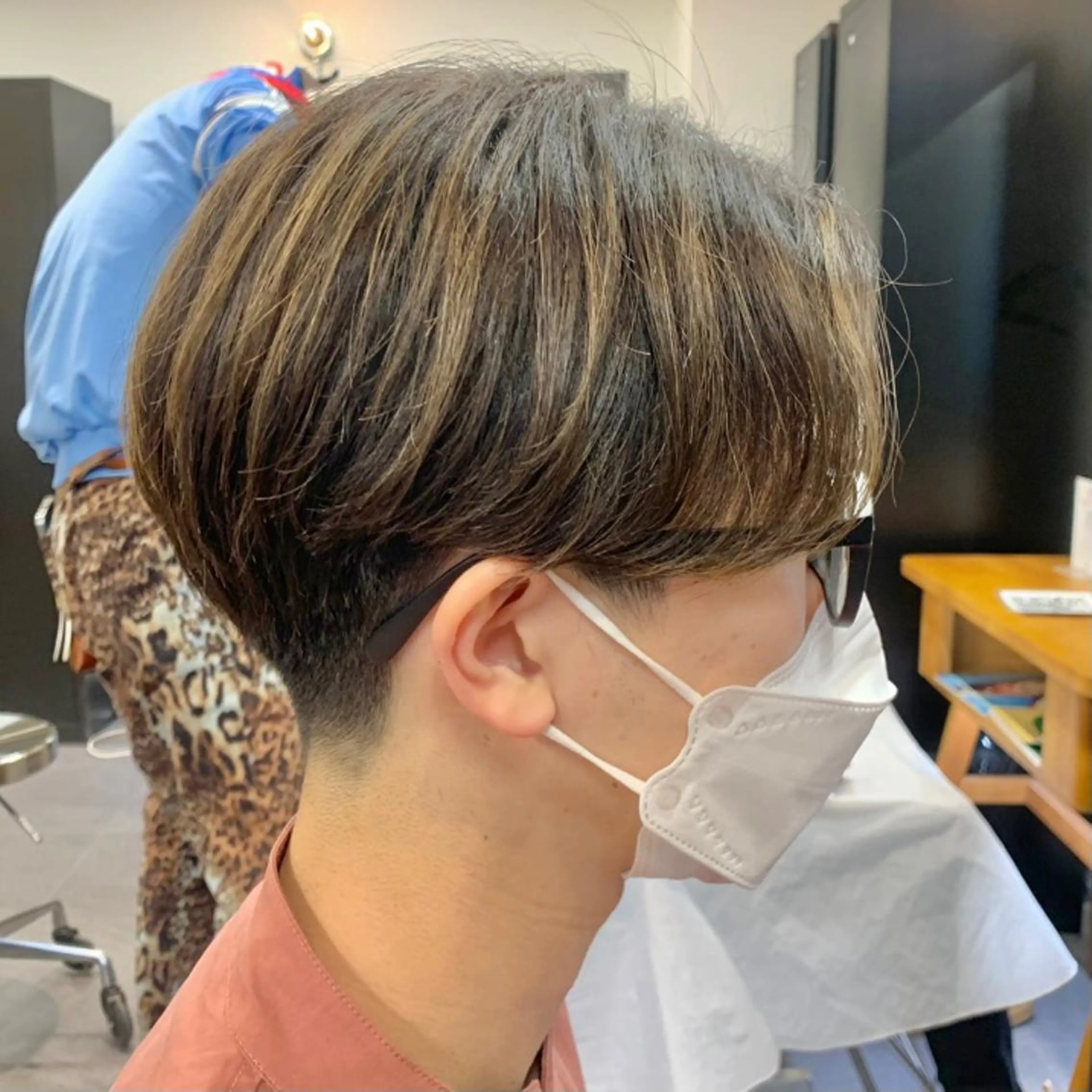 ショート カラー メンズ センターパート メンズハイライト ハイライトカラー ハイライト カット ヘアカラー メンズ特化美容師/ 藤戸 椋のヘアスタイル