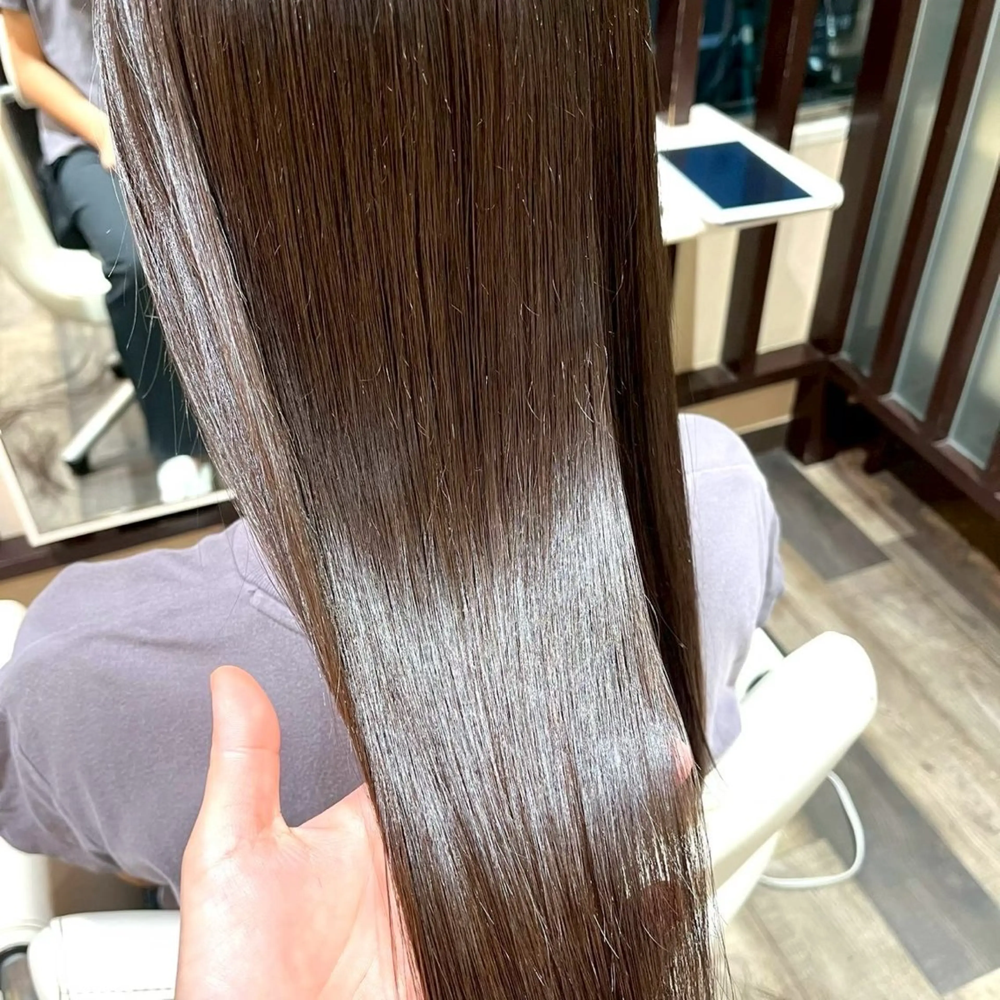 【柔らか質感】広がりを解消!毎朝が楽になる艶ストレート＋似合わせカットの写真