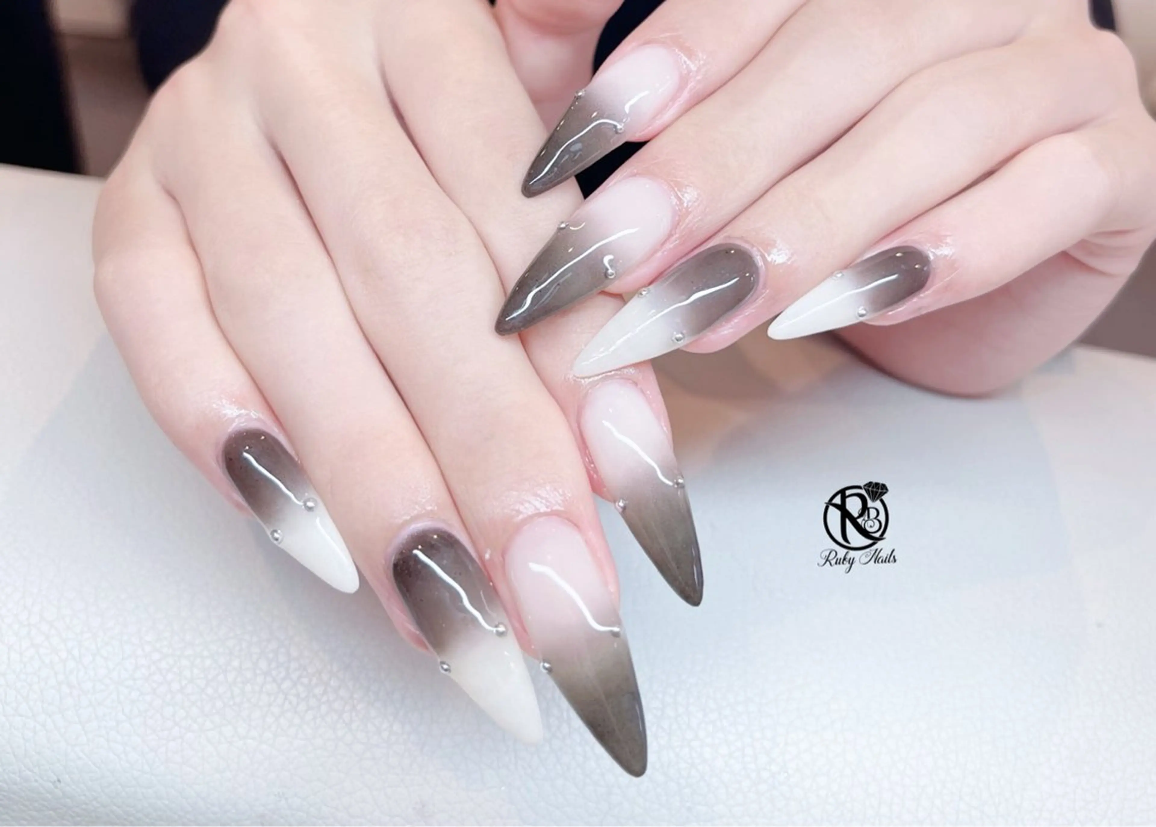 ネイル チークネイル フットネイル フレンチネイル グラデーション キラキラネイル ハンドネイル Yukichan 日暮里店のネイルデザイン