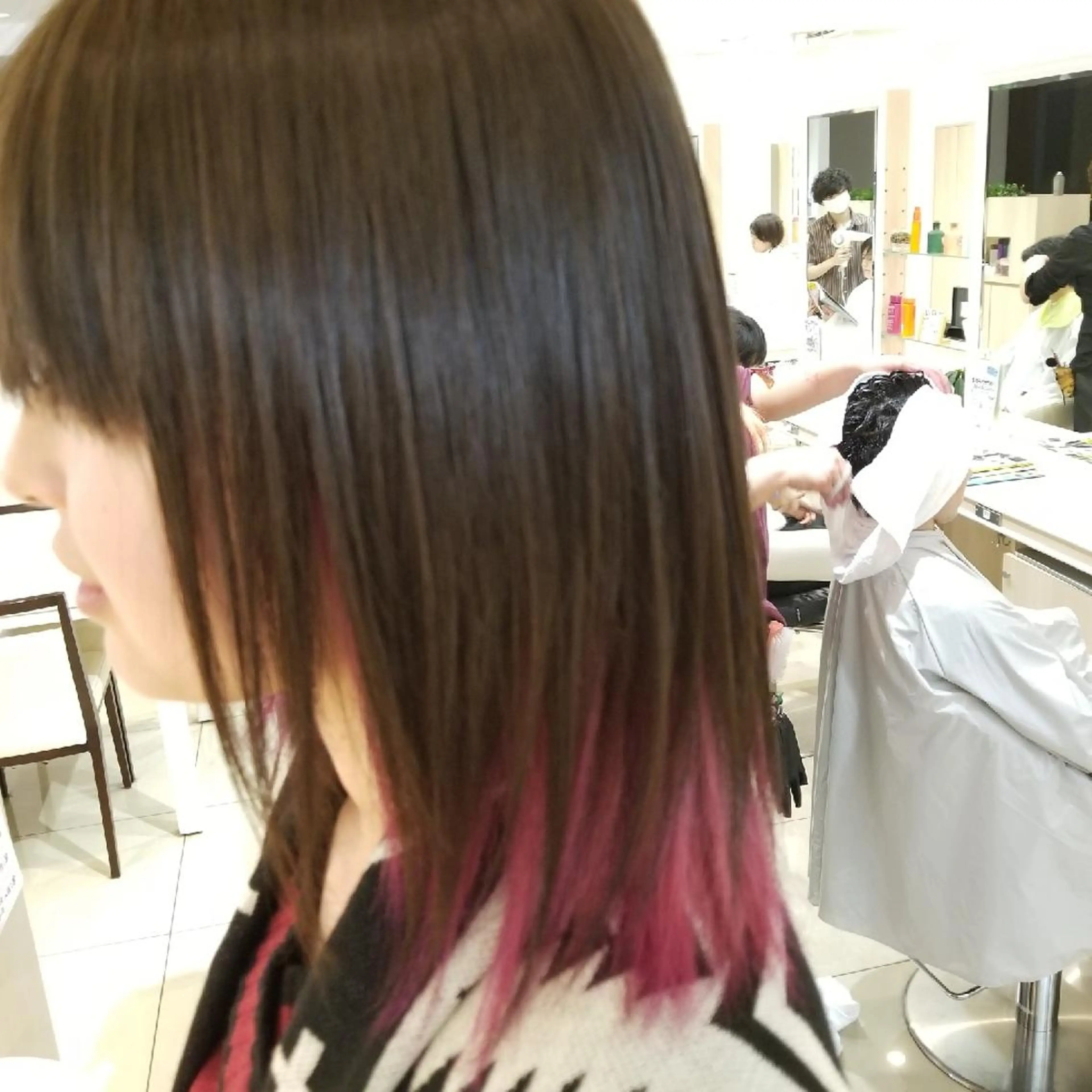 ミディアム カラー インナーカラー ピンクカラー 山内 佐江子のヘアスタイル