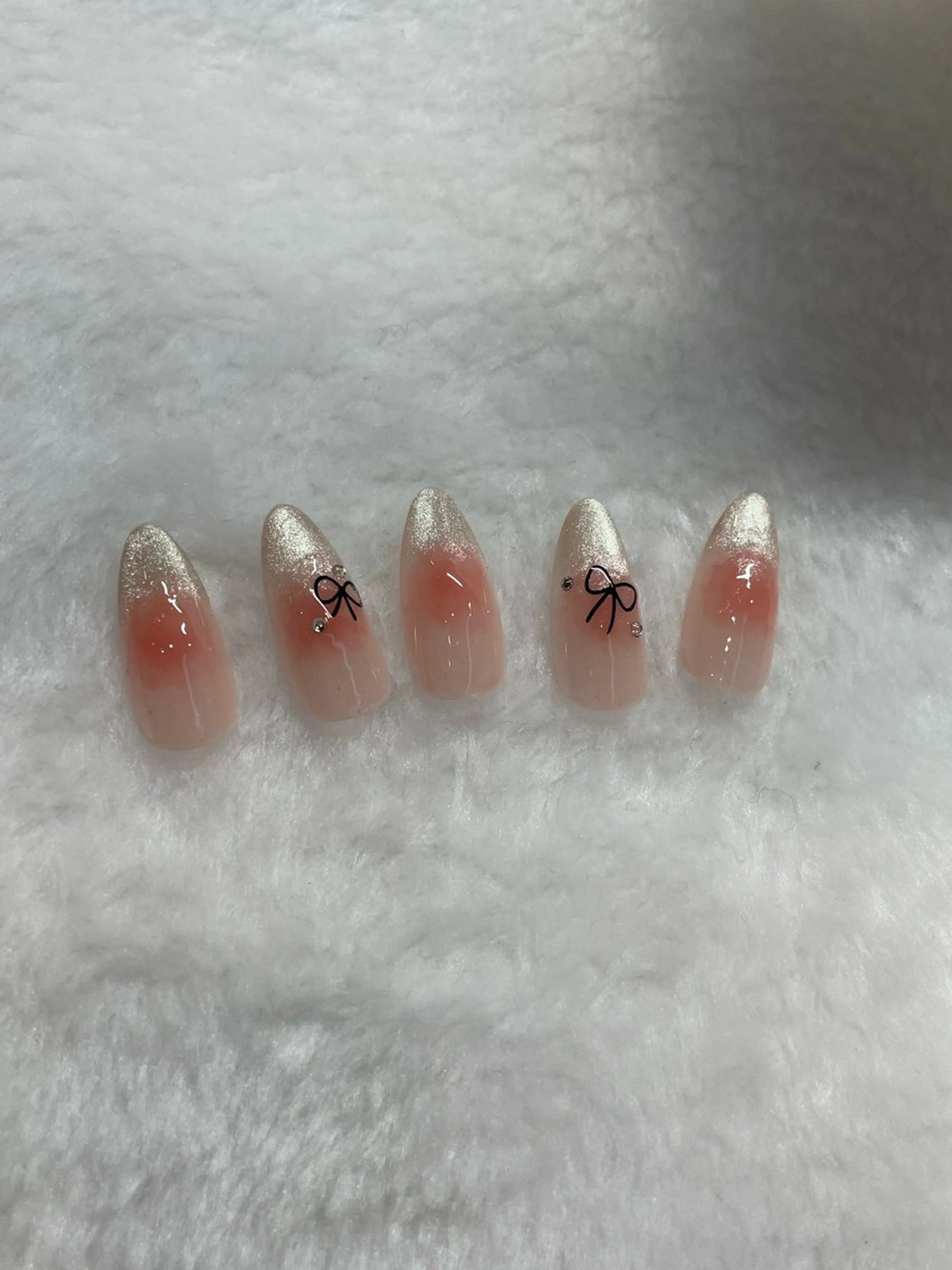 ネイル チークネイル マグネットネイル リボン シルバー I-nail Moeのネイルデザイン