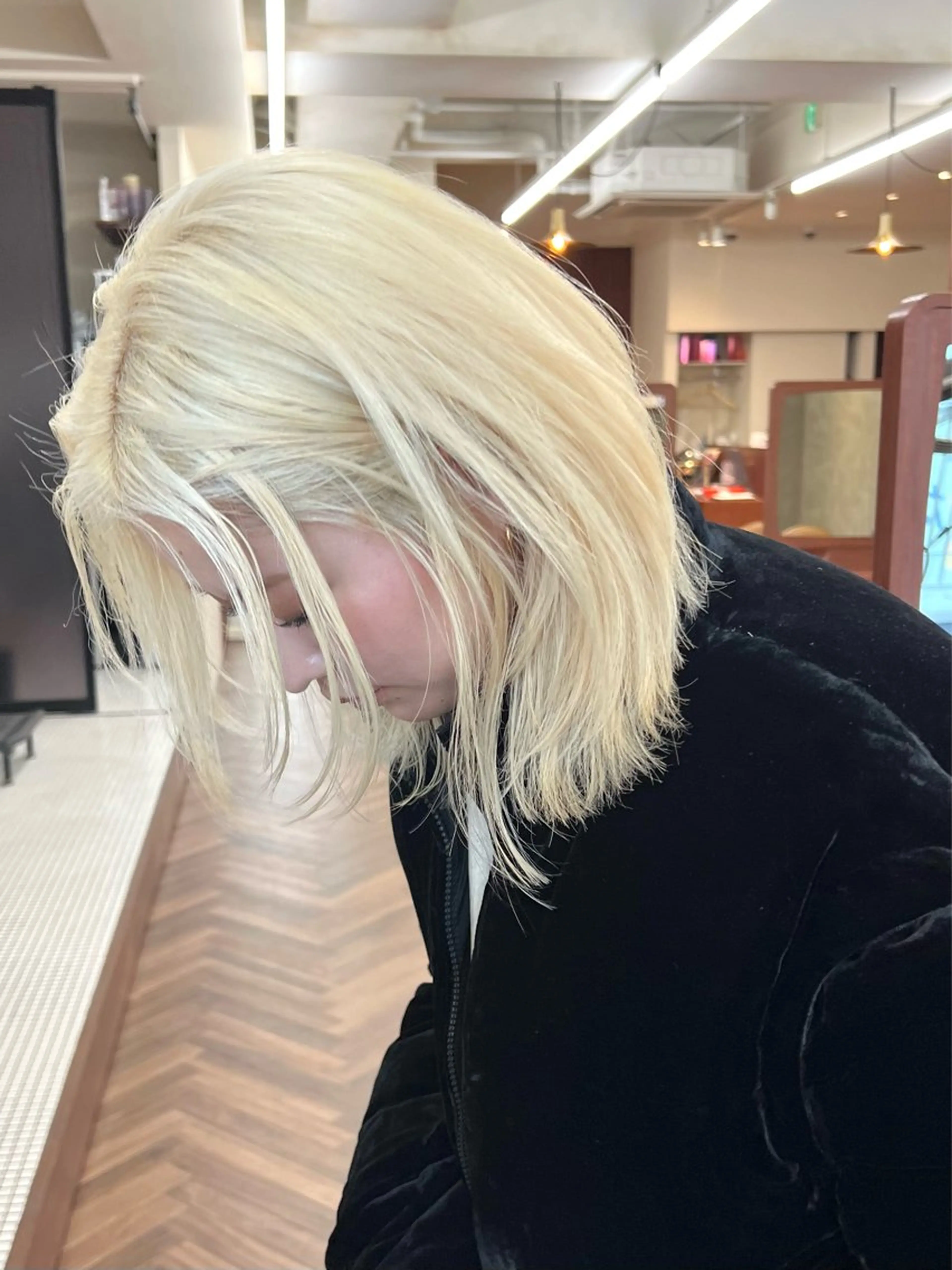 ミディアム カラー ブリーチ ブロンド ケアブリーチ 透明感カラー ダブルカラー ヘアカラー トリートメント ヘアセット ニュアンスレイヤー ハイトーンカラーのヘアスタイル