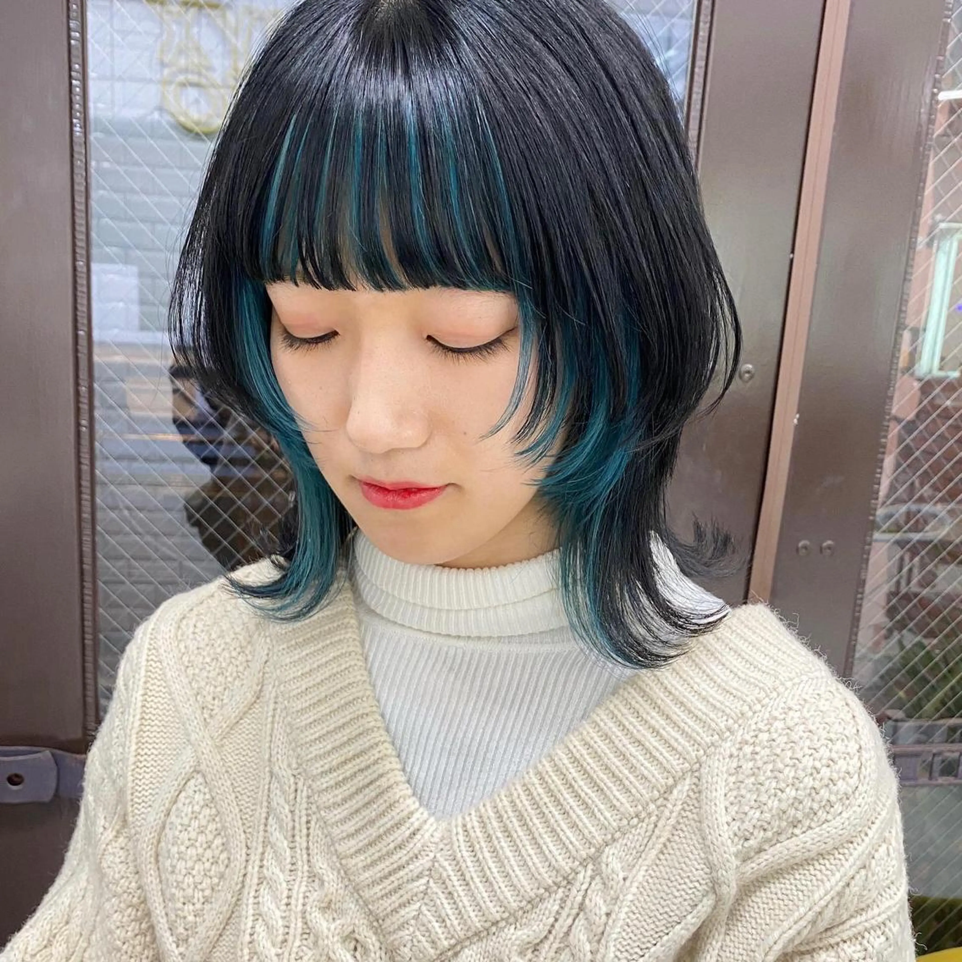 ミディアム ウルフカット TOMOYAレイヤー ブリーチ縮毛矯正のヘアスタイル