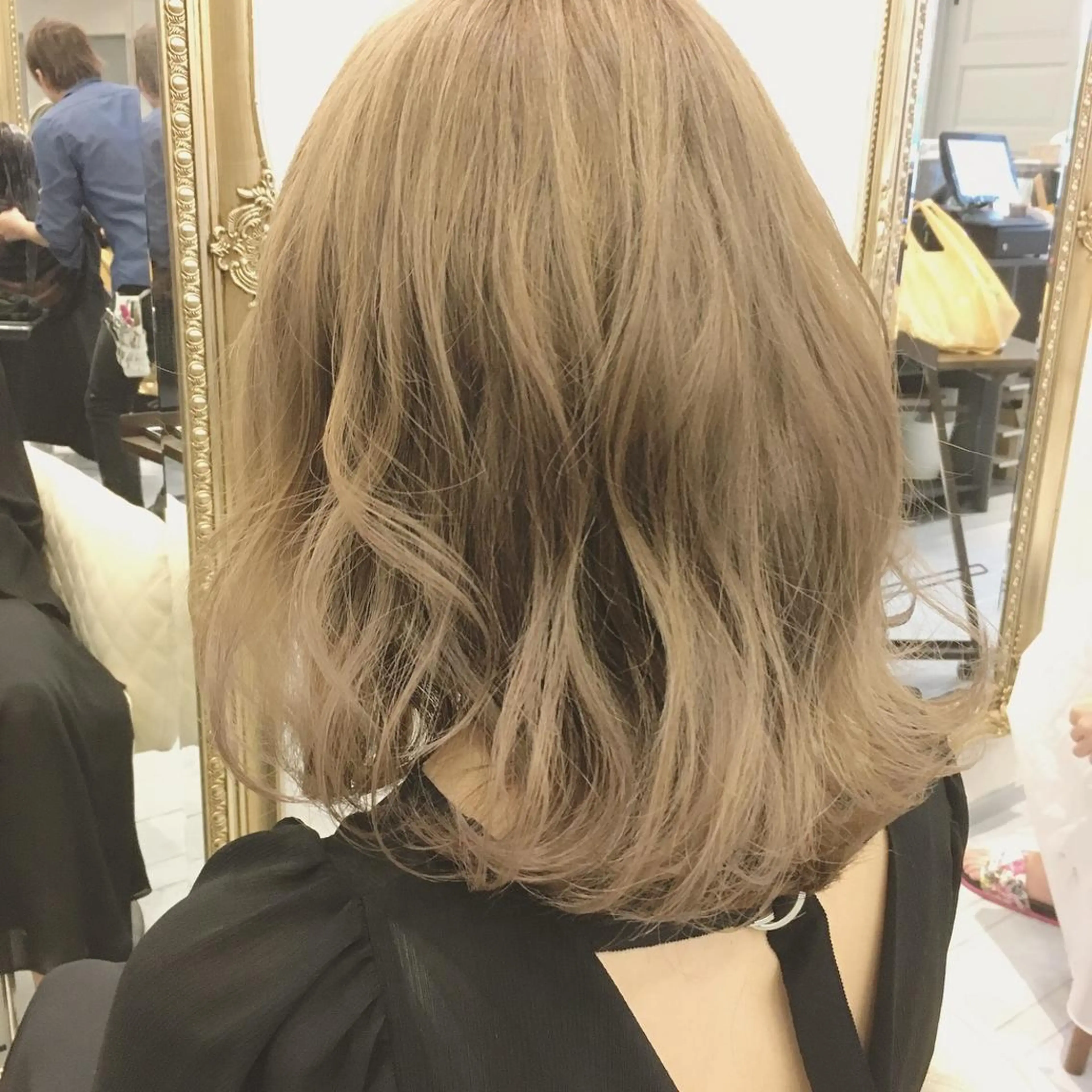 ミディアム カラー ベージュカラー ブリーチ ミルクティーベージュ ヘアカラー トリートメント ハイトーン得意😍 FORのヘアスタイル