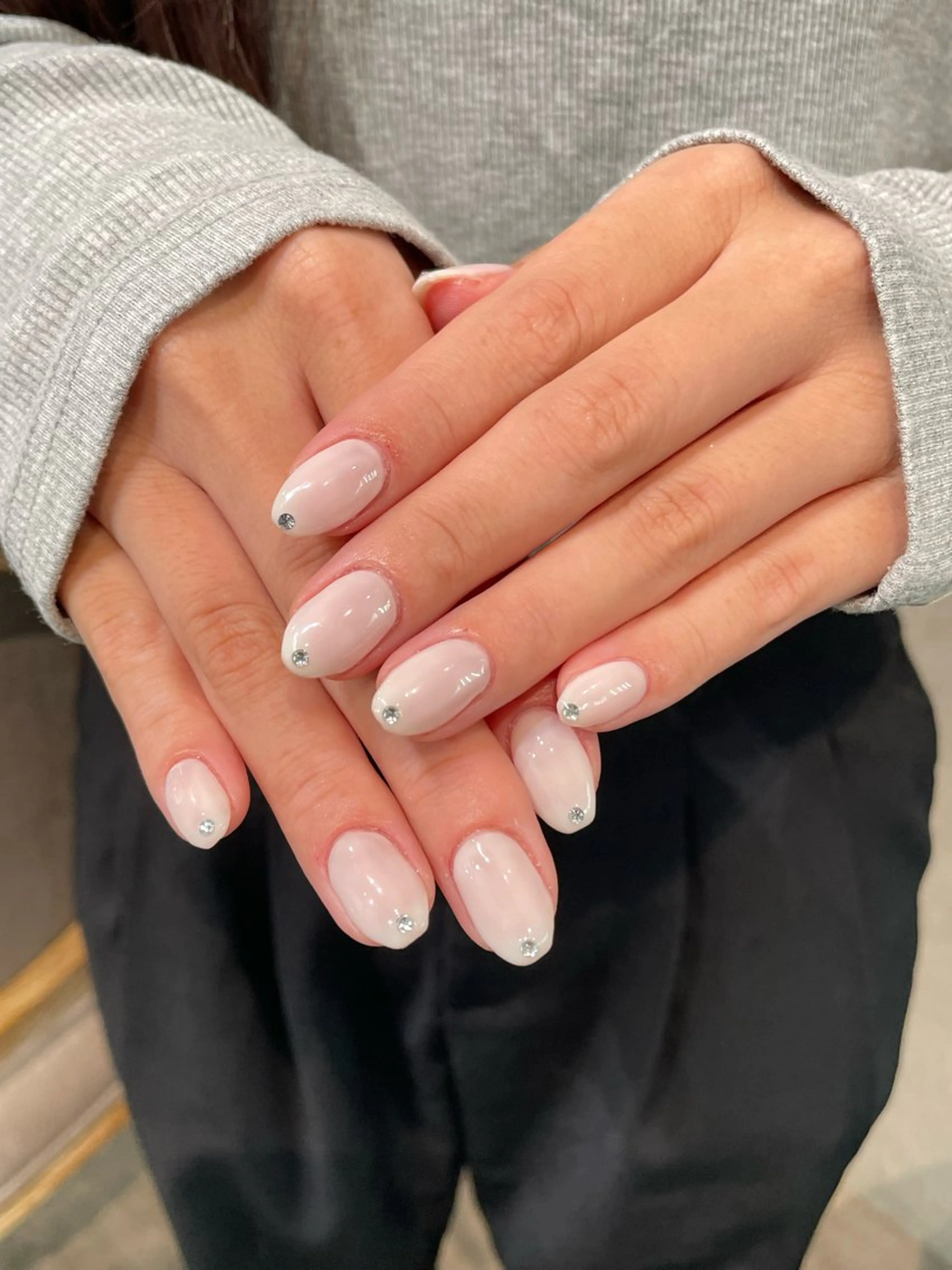 ネイル シンプルネイル ストーンネイル ハンドネイル ナチュラル透明感🌱 小山美樹子のヘアスタイル