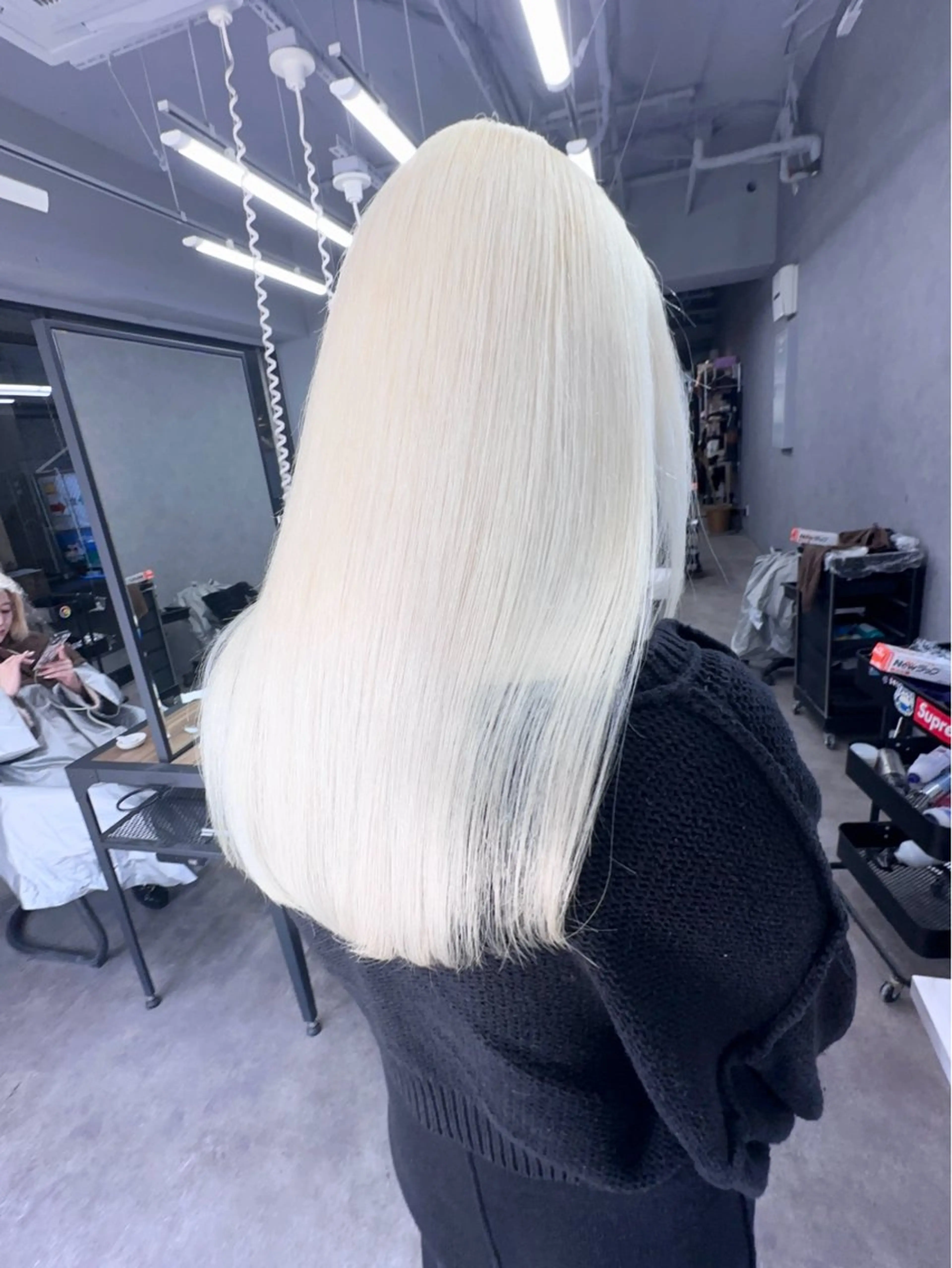 ロング ヘアカラー 前髪カット🩶レイヤ ー🩶ハイトーン🩶のヘアスタイル