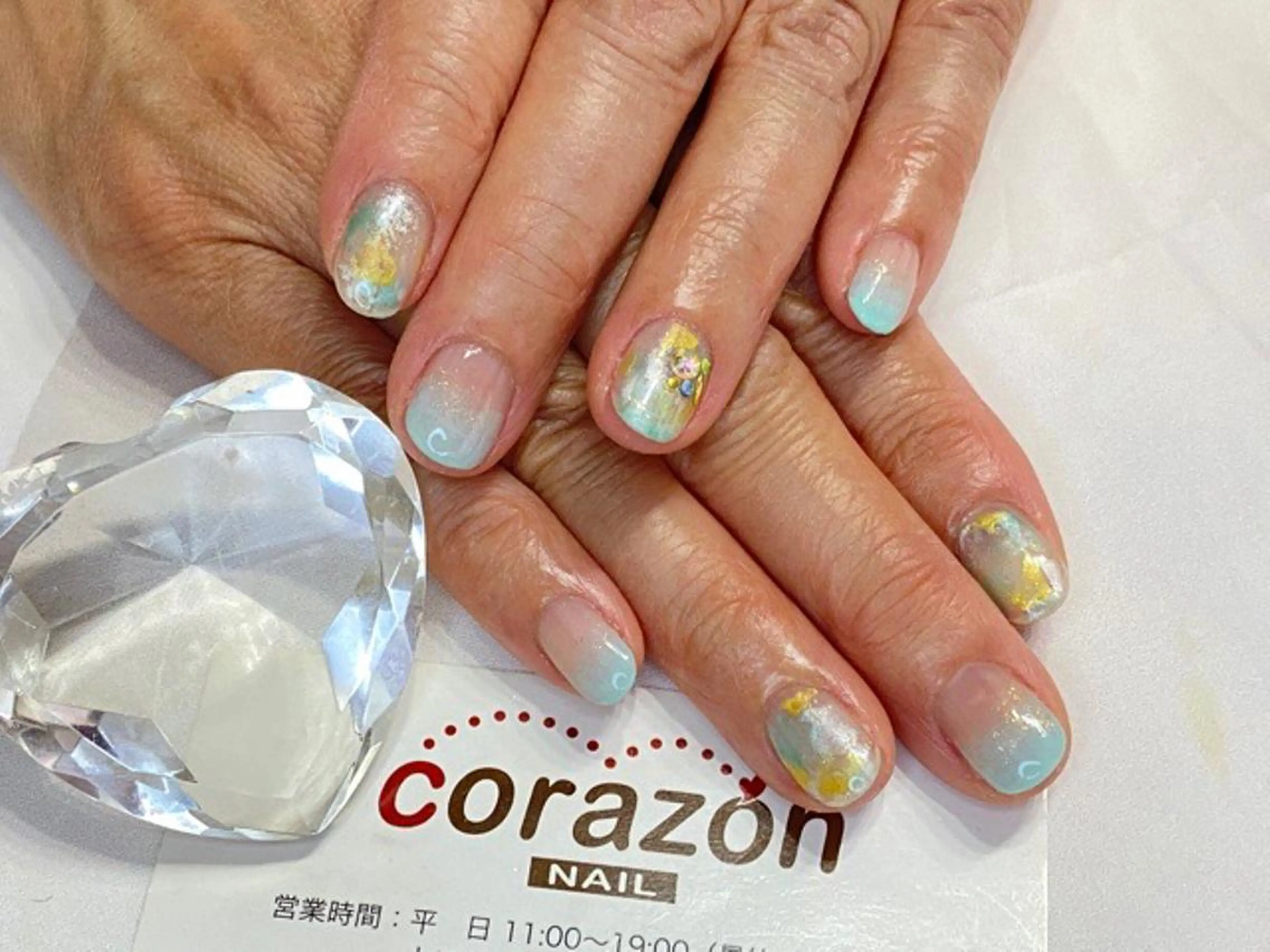 ネイル グラデーション 水色 ニュアンスネイル corazon所属・ネイリスト aicoのネイルデザイン