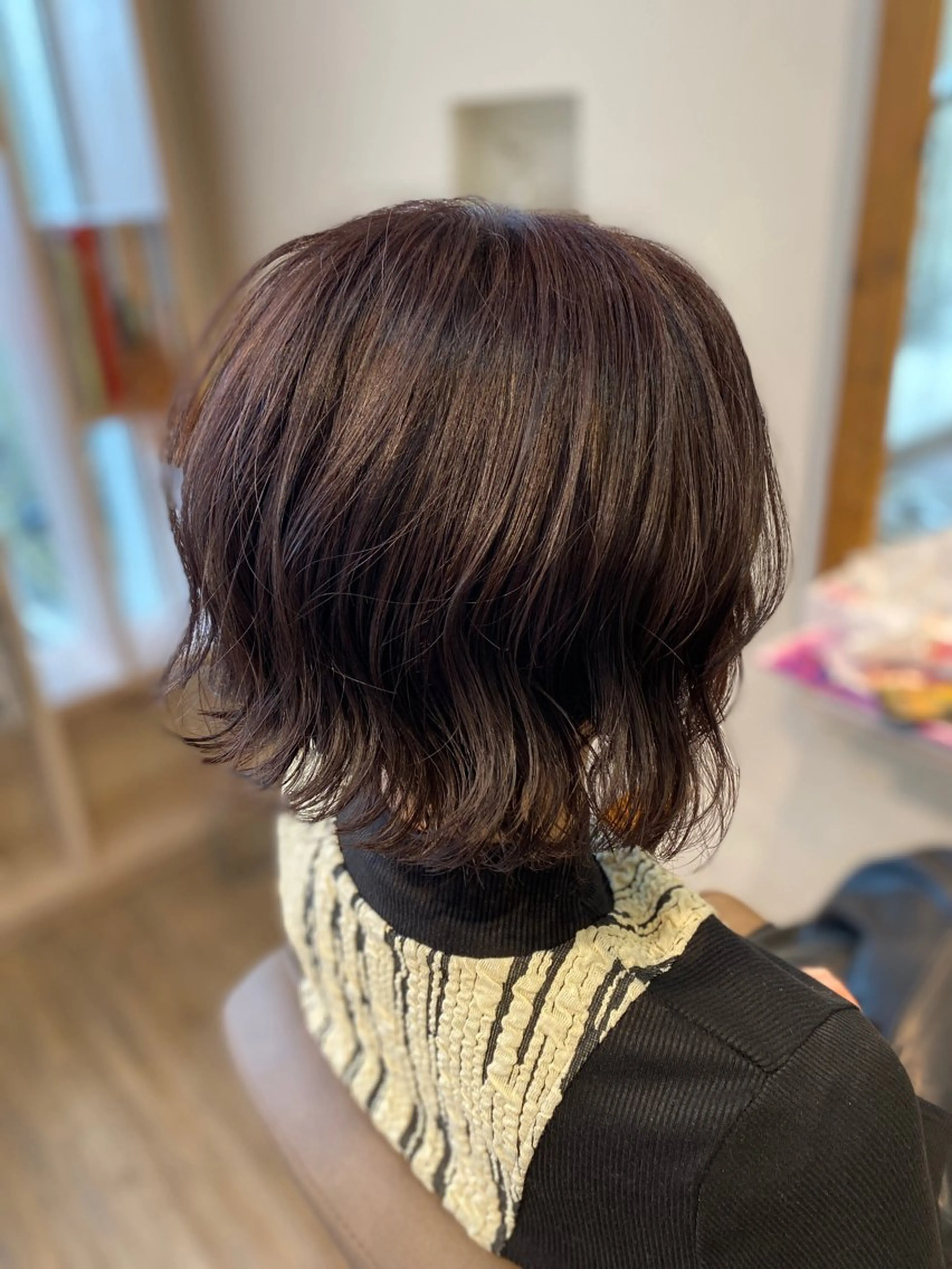 ショート カラー ヘアアレンジ 切りっぱなしボブ グレージュ ラベンダーカラー ラベンダーグレージュ ラベンダーグレー 安住 千明のヘアスタイル