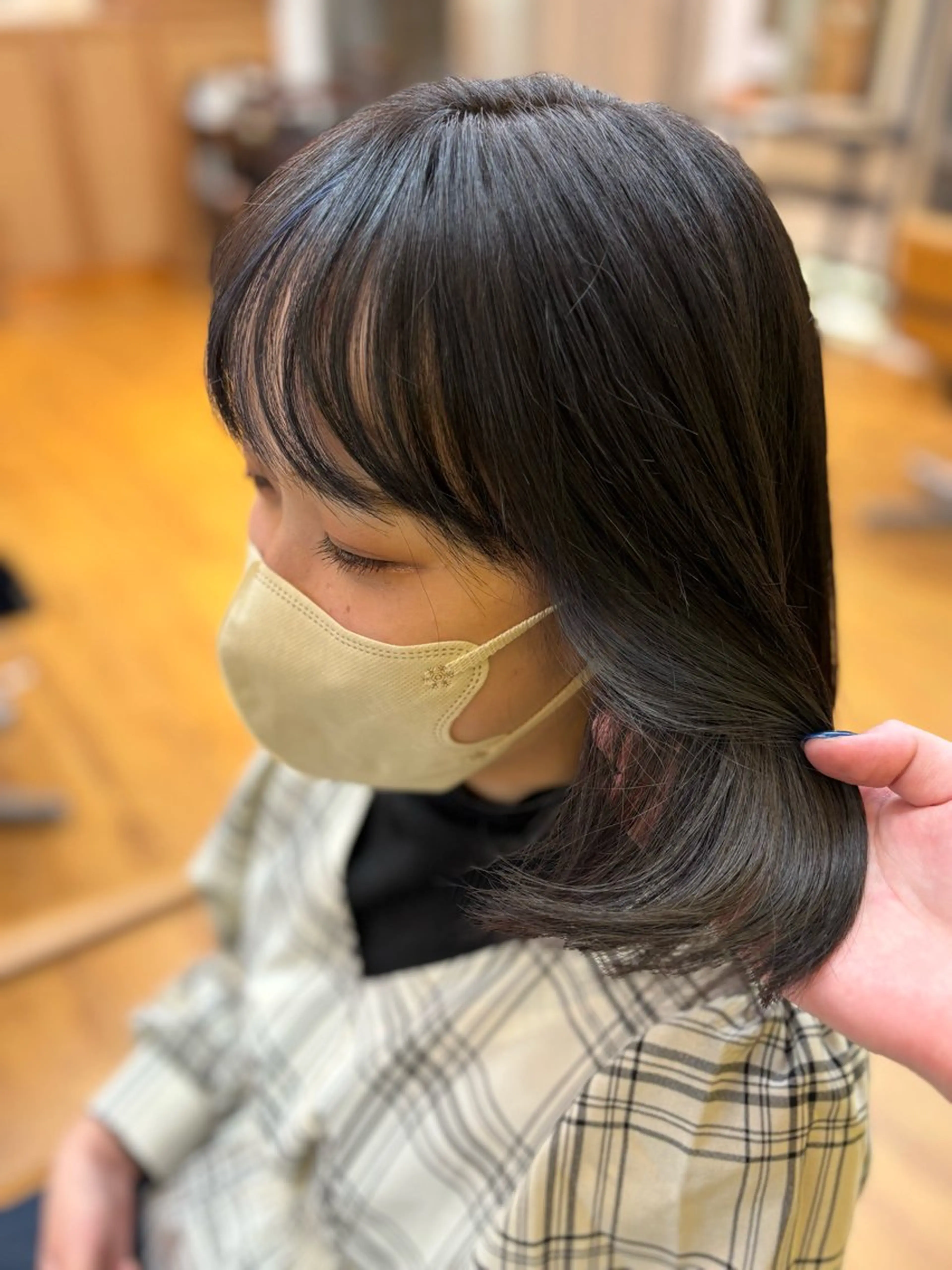 ミディアム カラー アッシュ アッシュグレー ブリーチ イヤリングカラー カネコ ナナミのヘアスタイル