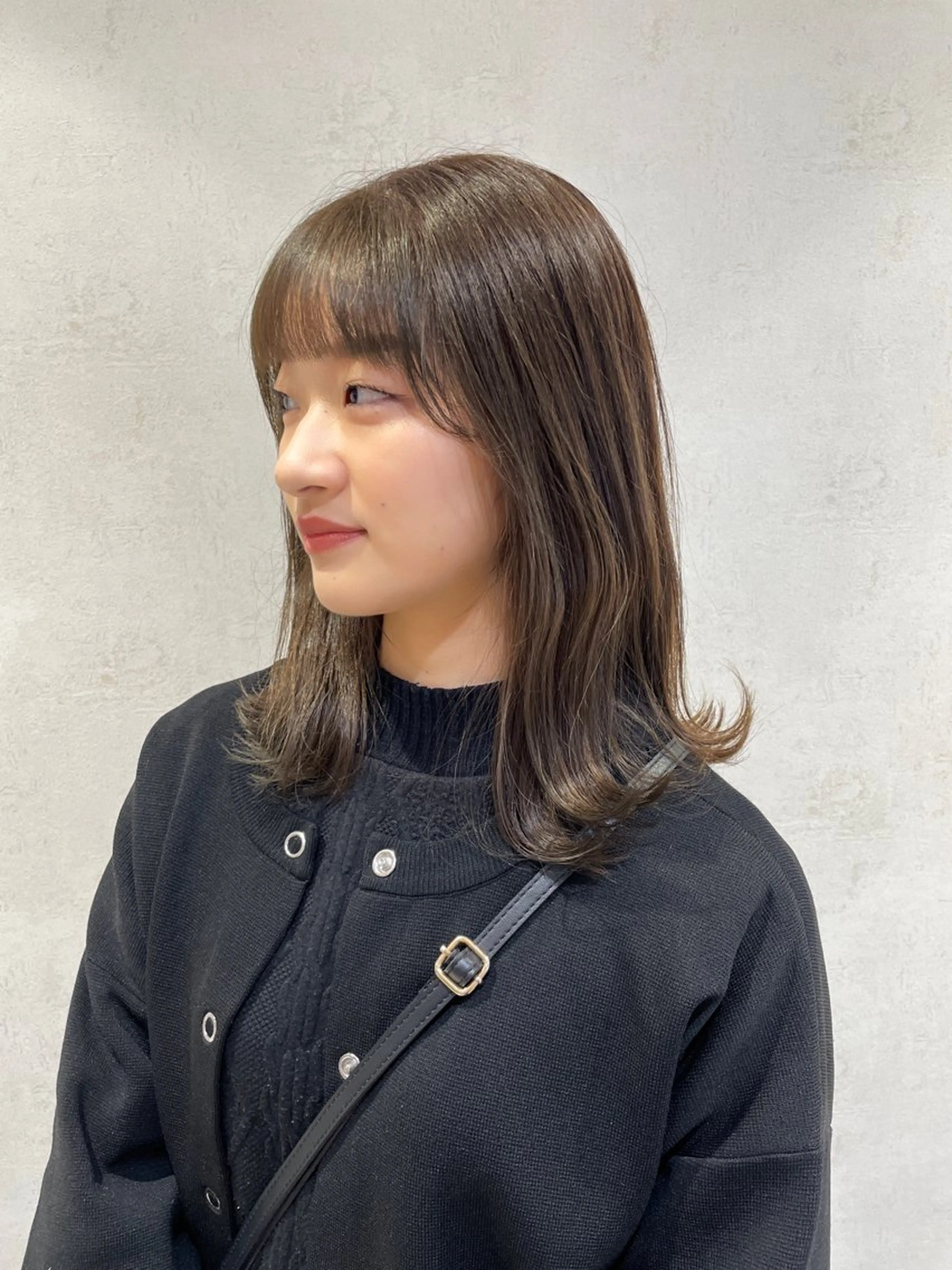 ミディアム カラー アッシュ ベージュカラー ブリーチ グレージュ ブリーチなしカラー カラー/レイヤー/ 髪質改善/PAAQのヘアスタイル