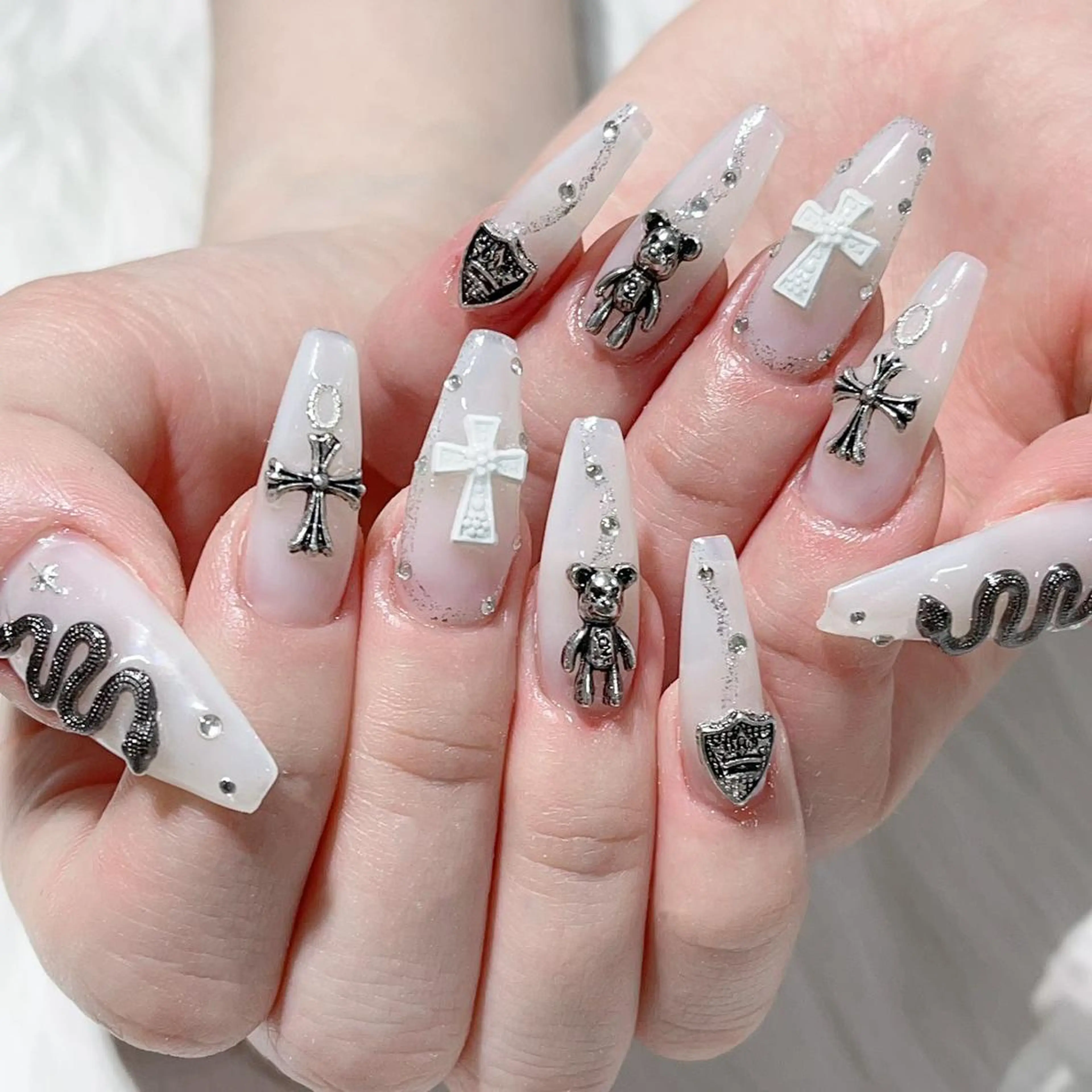 ネイル ハンドネイル Queens PUPUのネイルデザイン