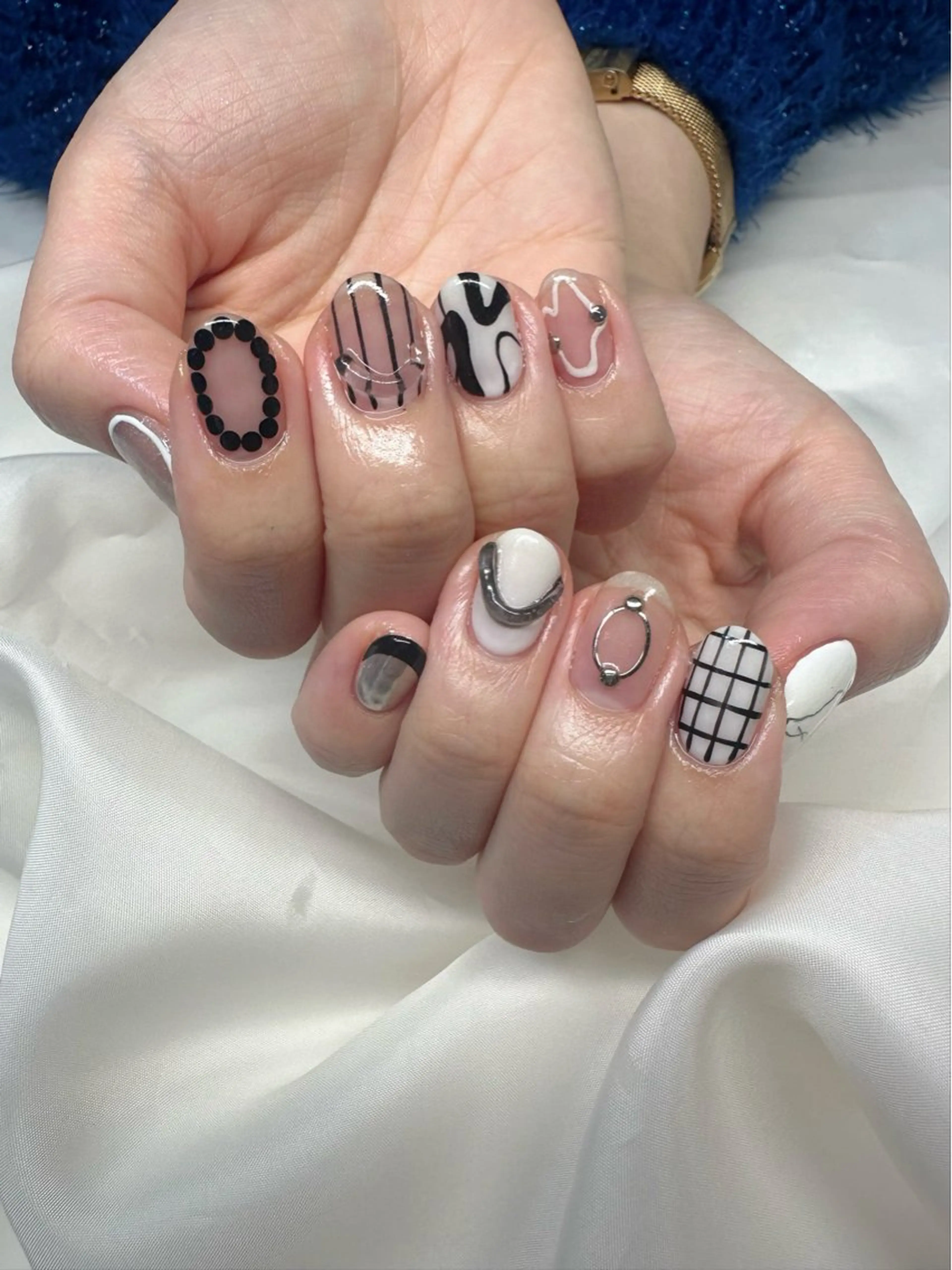 ネイル クリアネイル 氷ネイル・うるうるネイル 韓国ネイル ニュアンスネイル シルバー 🪞KAPE NAIL 🪞のネイルデザイン