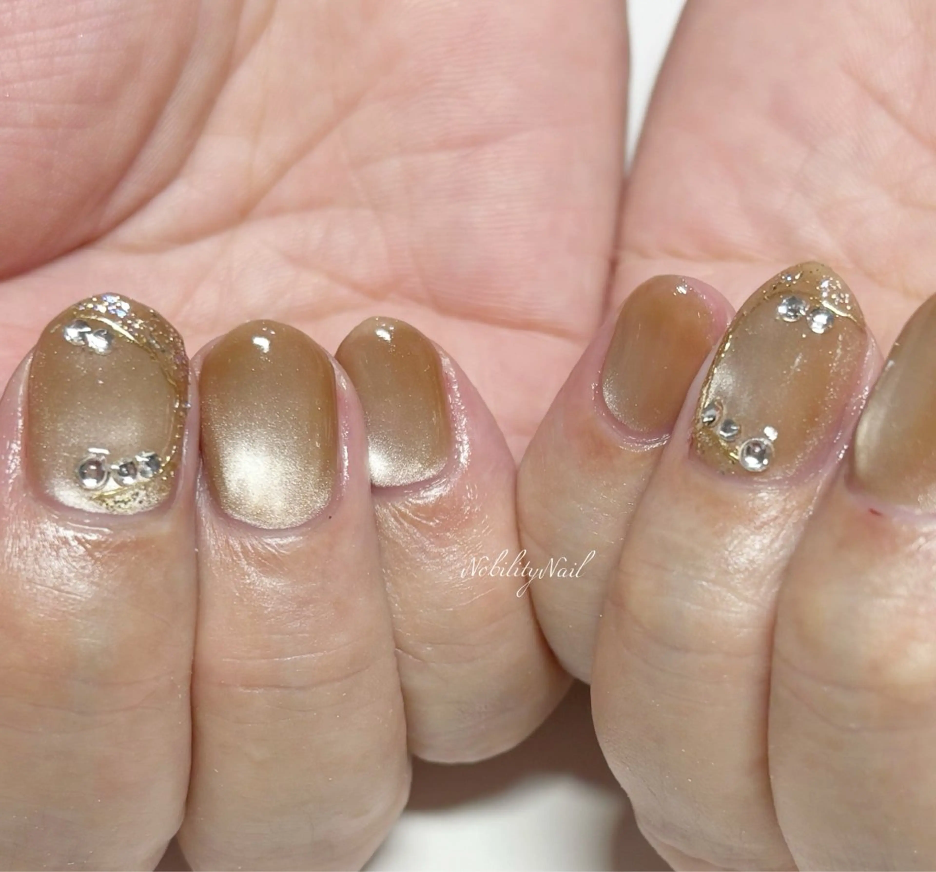 ネイル ゴールド ラメ(グリッター) マグネットネイル ミラーネイル ストーンネイル ハンドネイル ネイルサロンNobilityNail所属・風口 麻由子のネイルデザイン