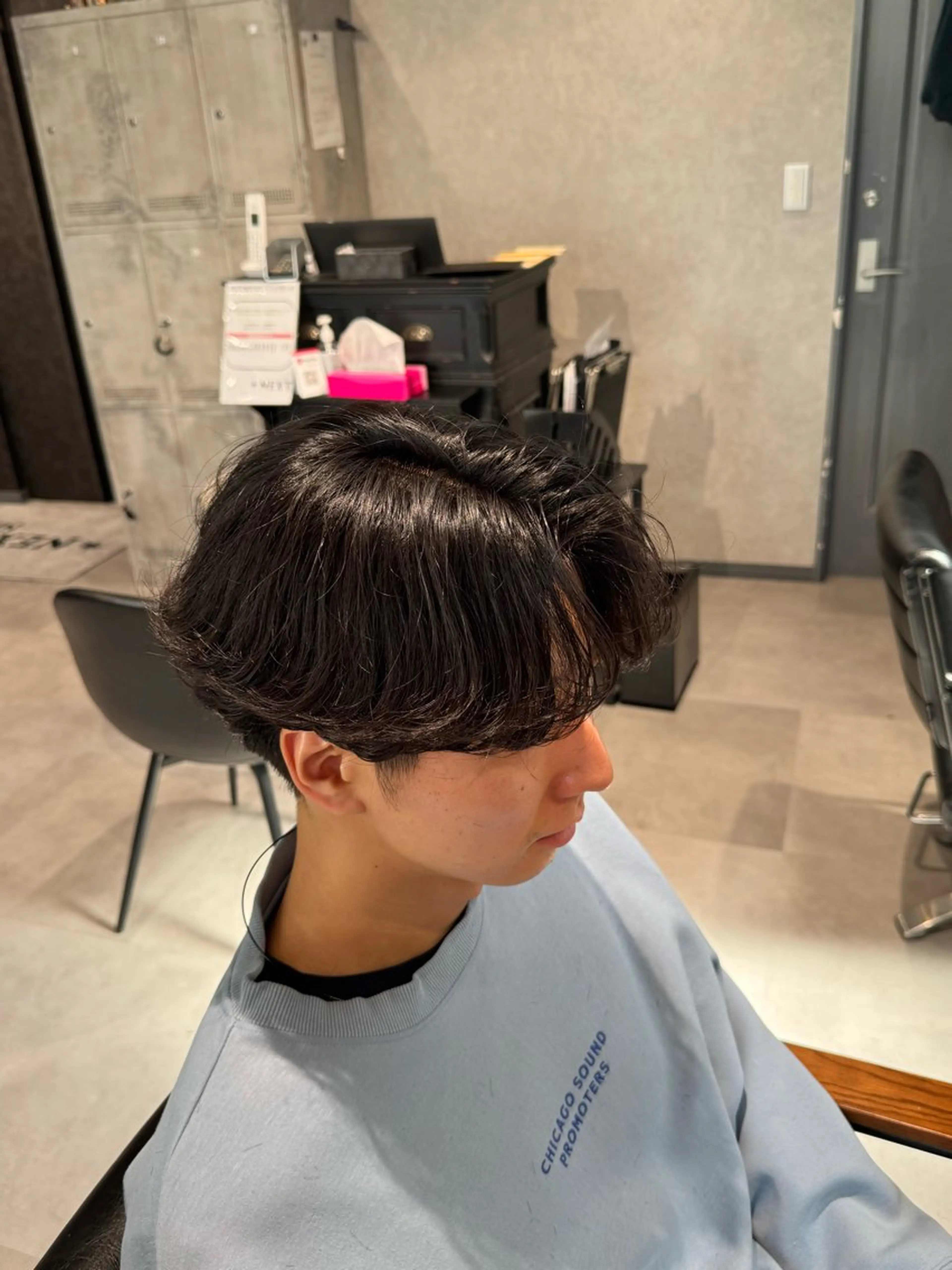 メンズ カット 毛流れ特化愁斗 センターパートパーマのヘアスタイル
