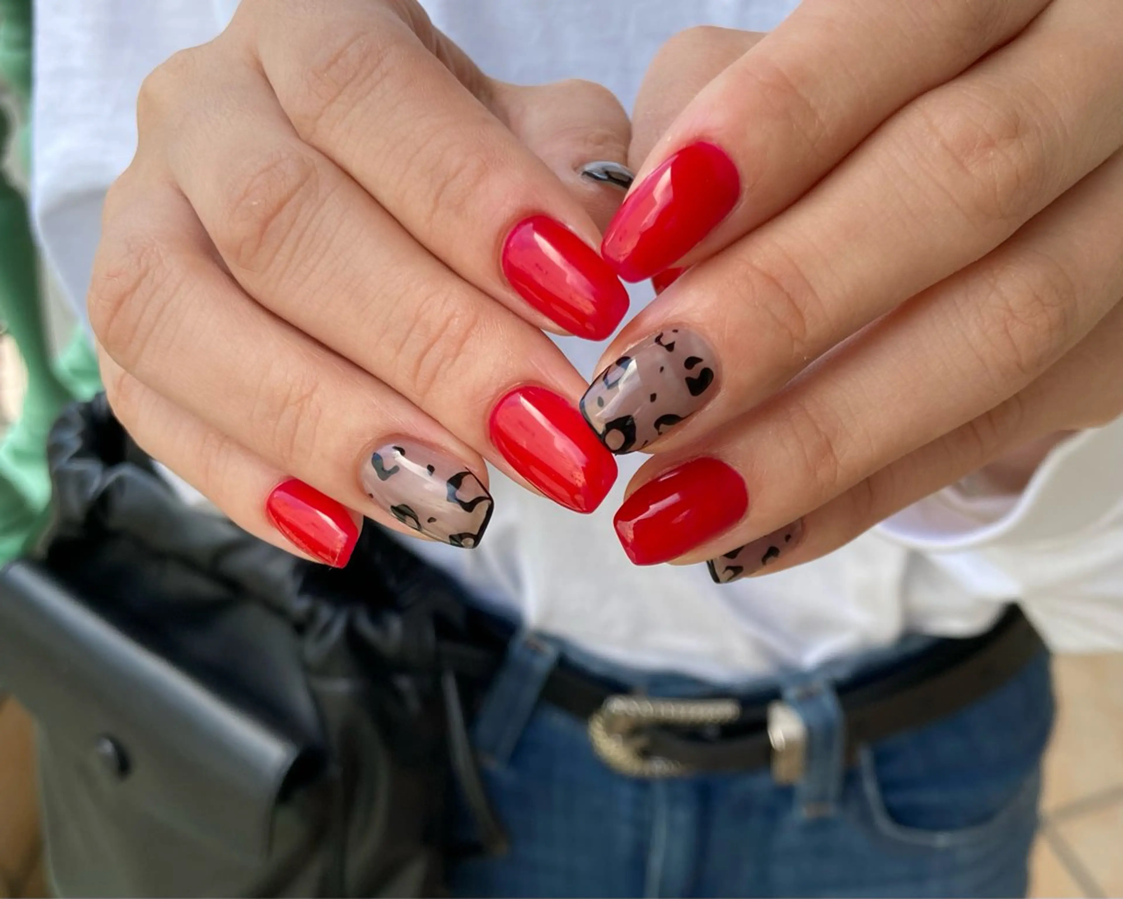 ネイル アニマル柄 ニュアンスネイル 赤色 シンプルネイル nail salon neige所属・ジェムネイル Risa.のネイルデザイン