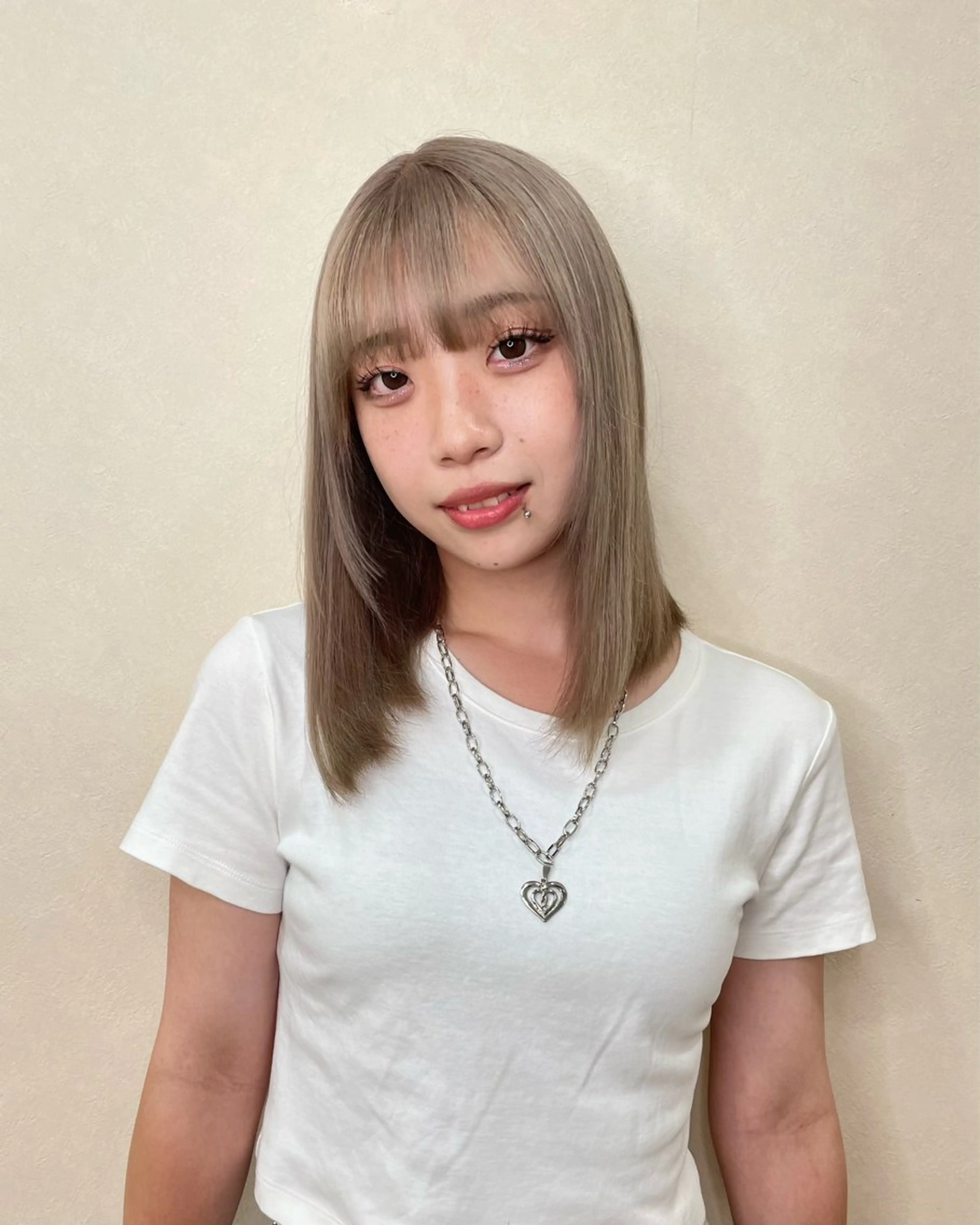 ミディアム カラー ベージュカラー ブリーチ ケアブリーチ グレージュ ハイトーンカラー ツヤカラーを実現 /カンナのヘアスタイル