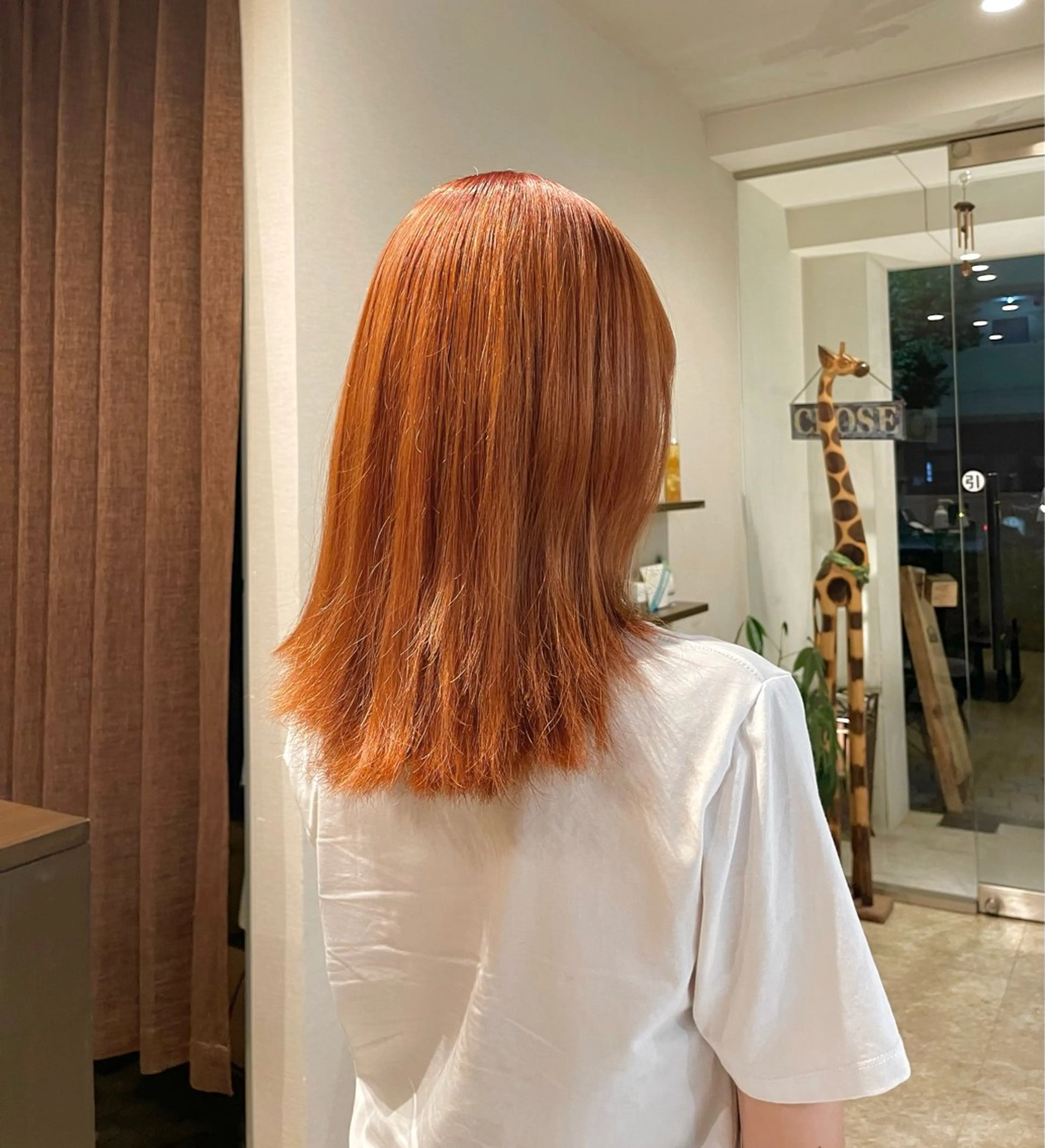 ミディアム オレンジブラウン ヘアカラー batik dua所属・尼丁 勇磨のヘアスタイル