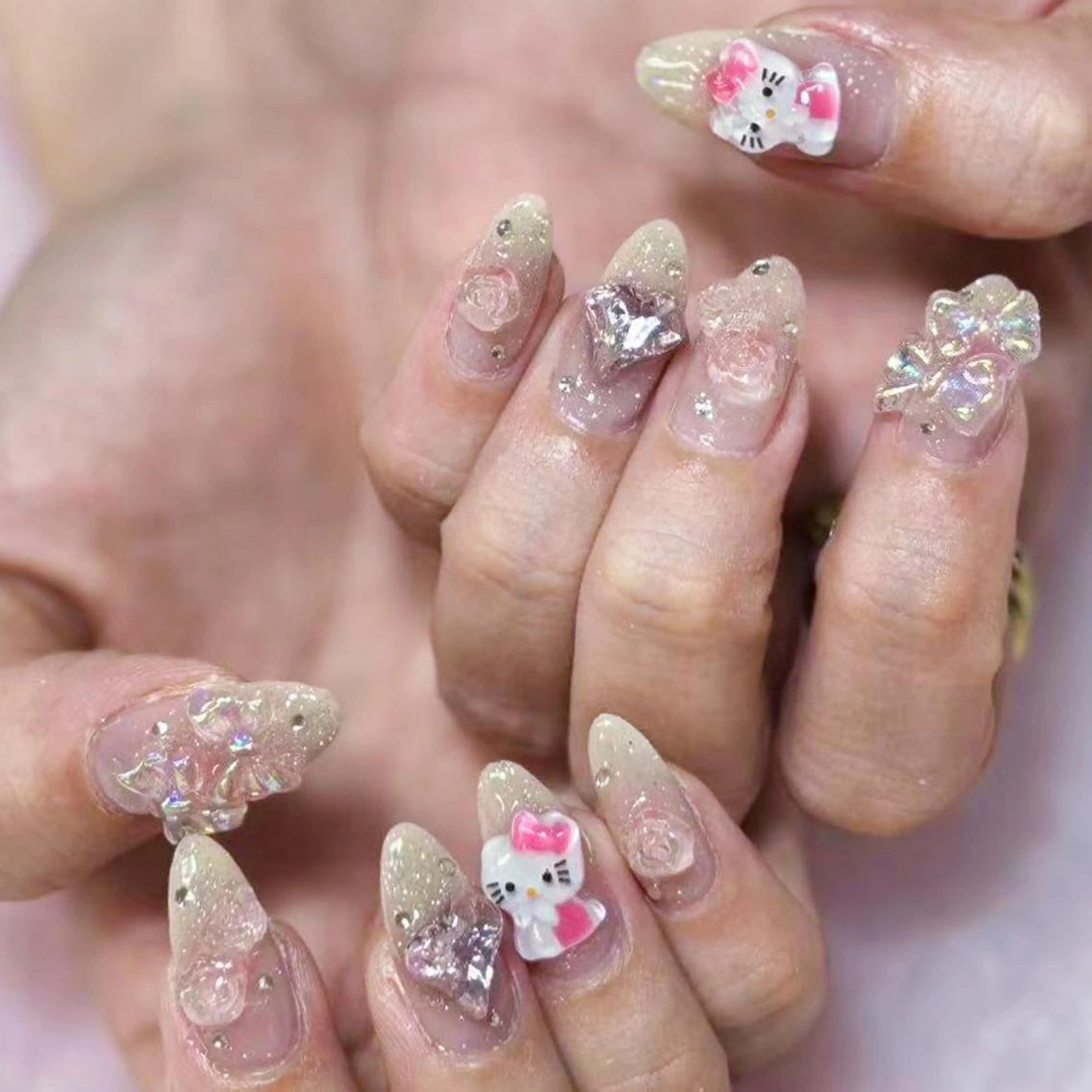 ネイル アートネイル オーロラネイル ガーリー キラキラネイル 韓国ネイル ハンドネイル YOYO 💅のネイルデザイン