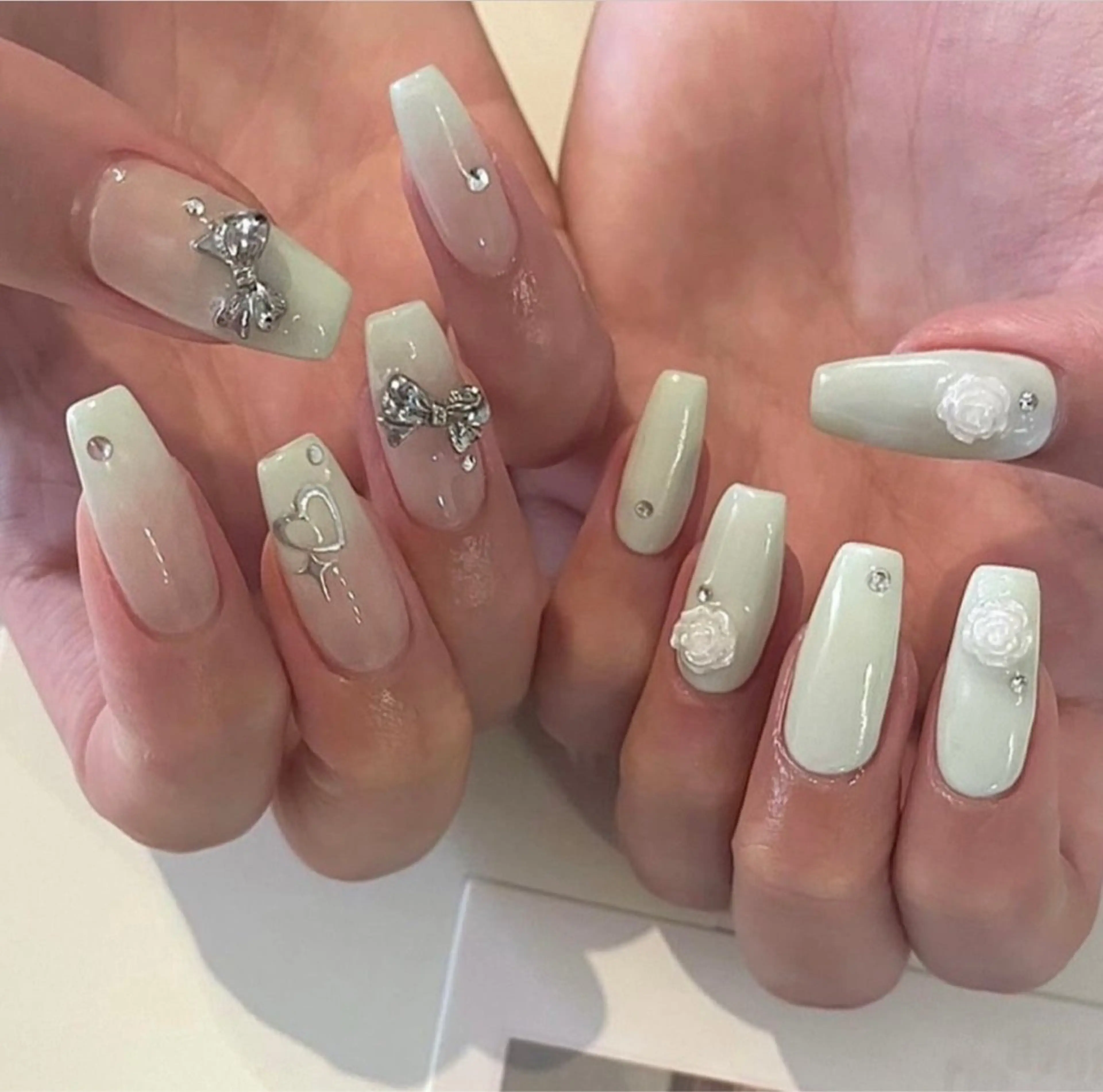 ネイル アニマル柄 オーロラネイル チークネイル フラッシュネイル ジェルネイル ハンドネイル Lyna Nail のネイルデザイン