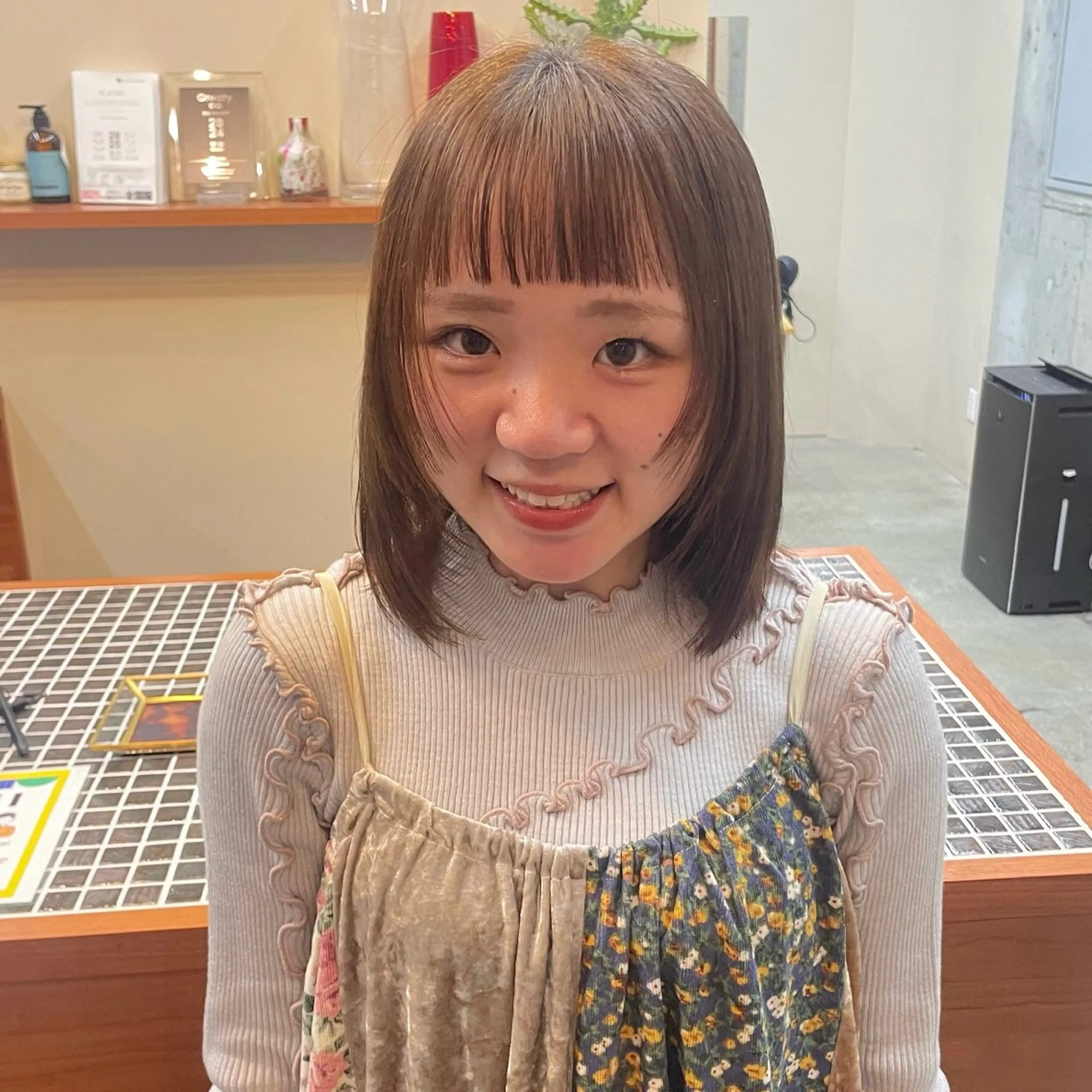 ミディアム 顔まわりレイヤー レイヤーカット オン眉 カリン/ カット・ブリーチのヘアスタイル