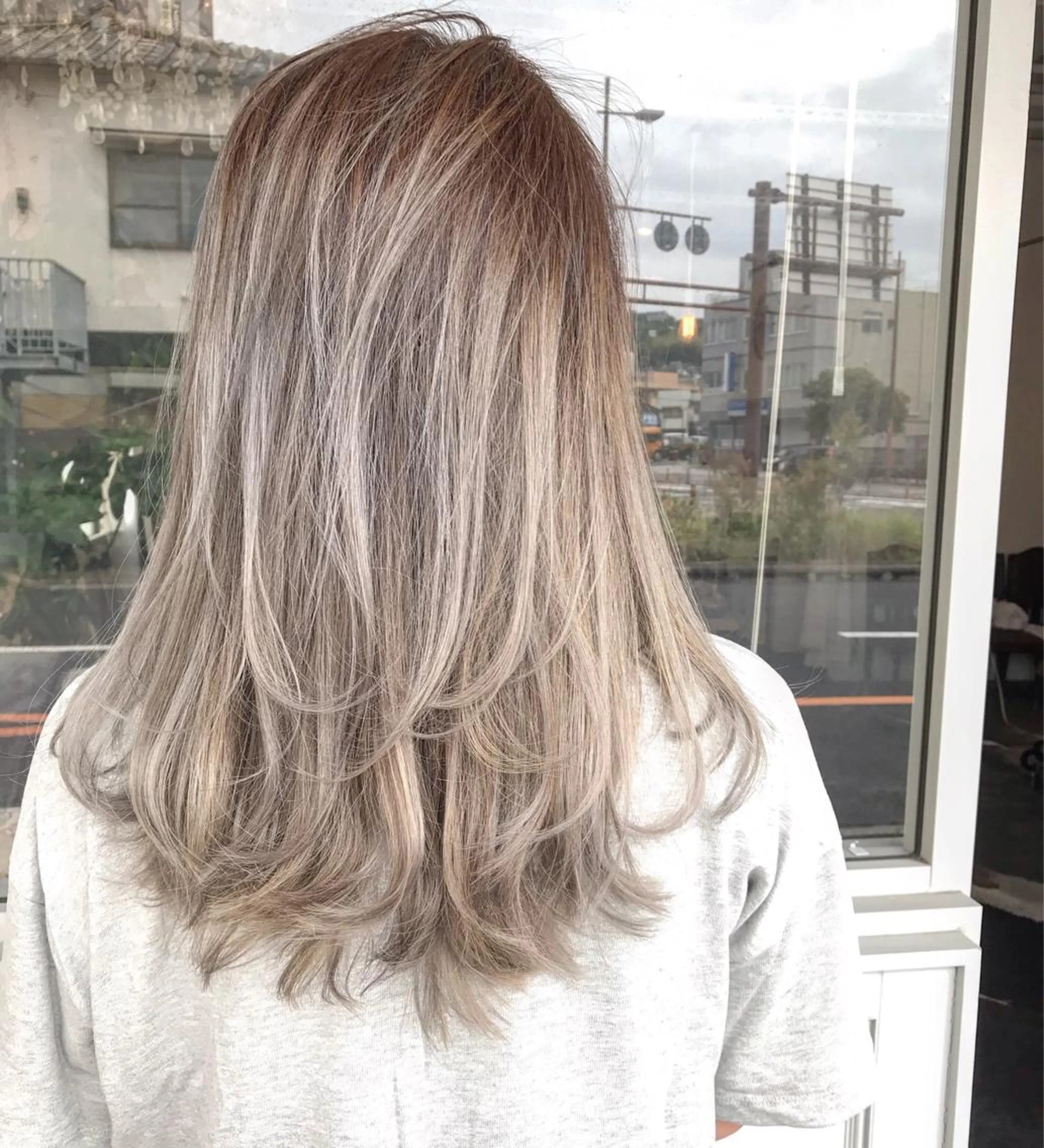 セミロング カラー ヘアアレンジ お団子ヘア 切りっぱなしボブ バレイヤージュ ブリーチ デザインカラー Mariana/ 鶴原-ハイライトのヘアスタイル