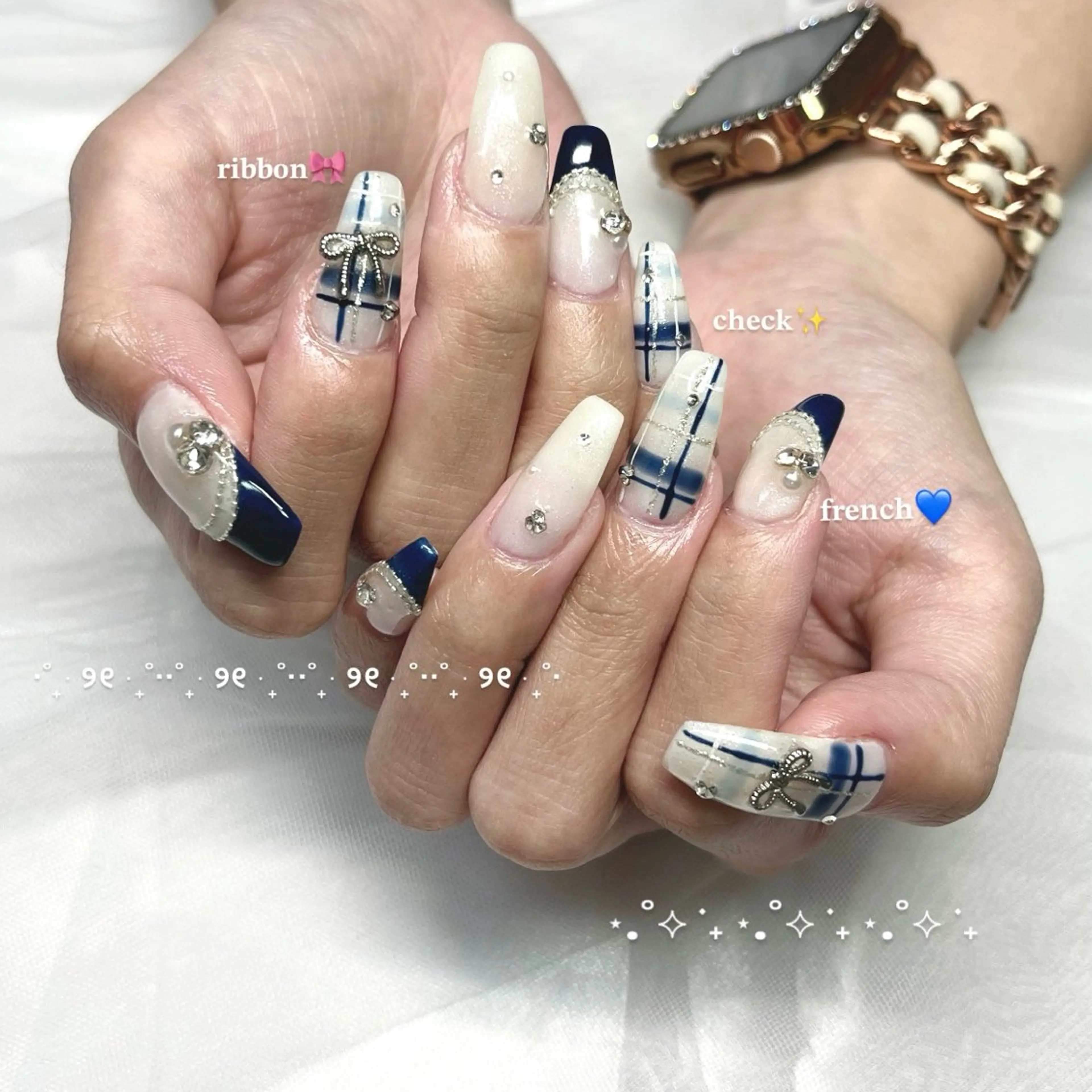 ネイル フレンチネイル ジェルネイル キラキラネイル 韓国ネイル ネイビー ハンドネイル nami 🎀のネイルデザイン