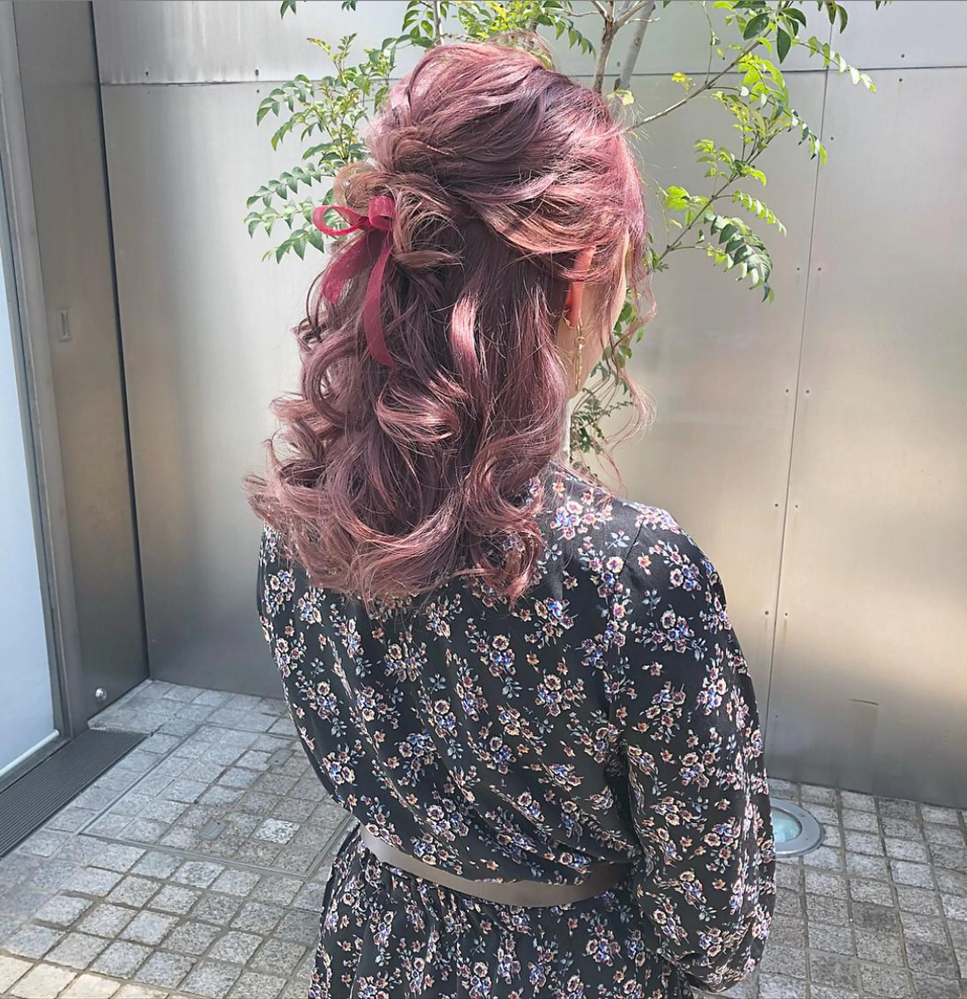 セミロング カラー ヘアアレンジ ハーフアップ ピンクカラー autre所属・大久保 ひでなりのヘアスタイル