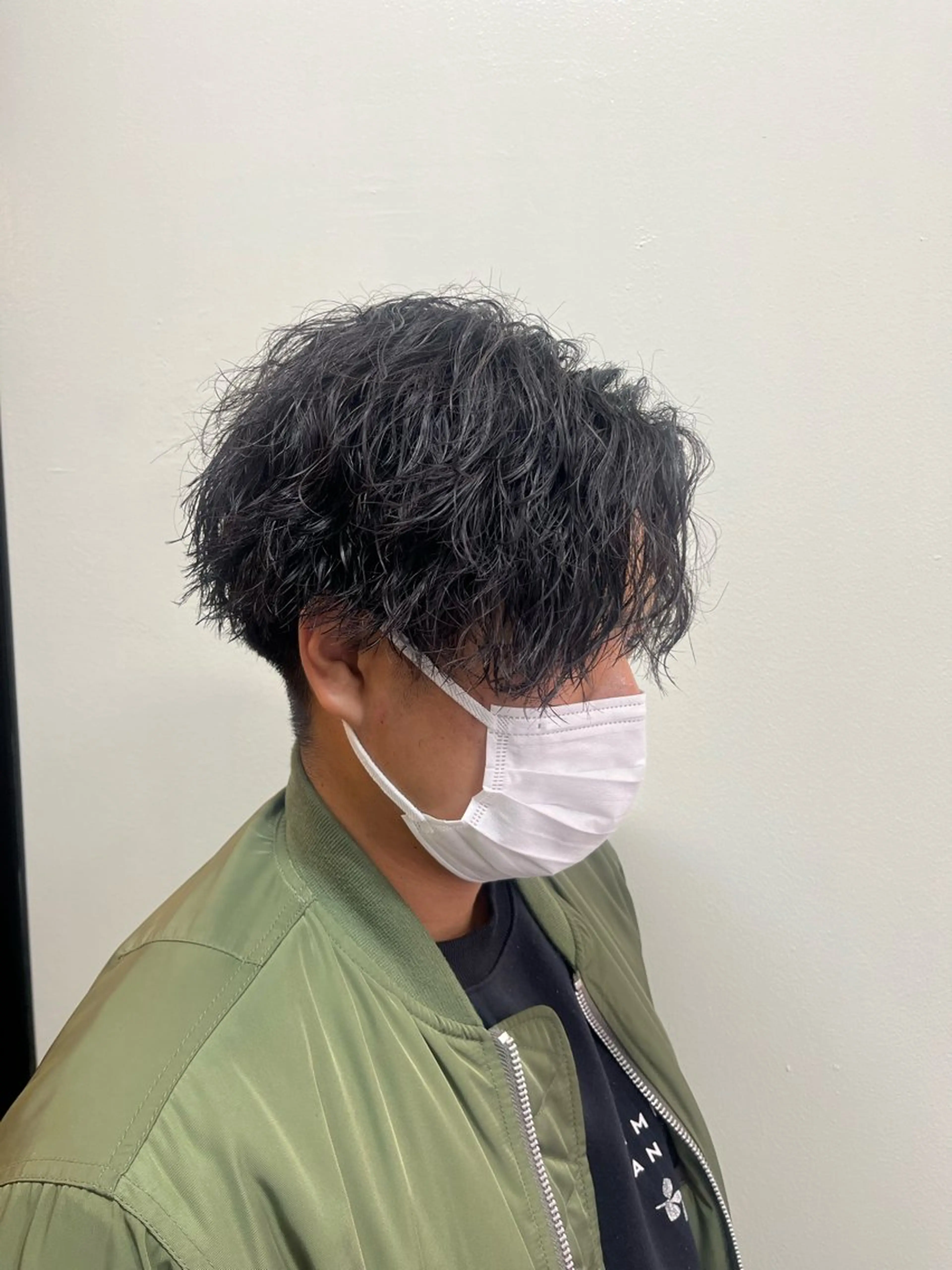 ショート パーマ メンズ センターパート カット パーマ カルマ・ニュアンス パーマ　須田龍世のヘアスタイル