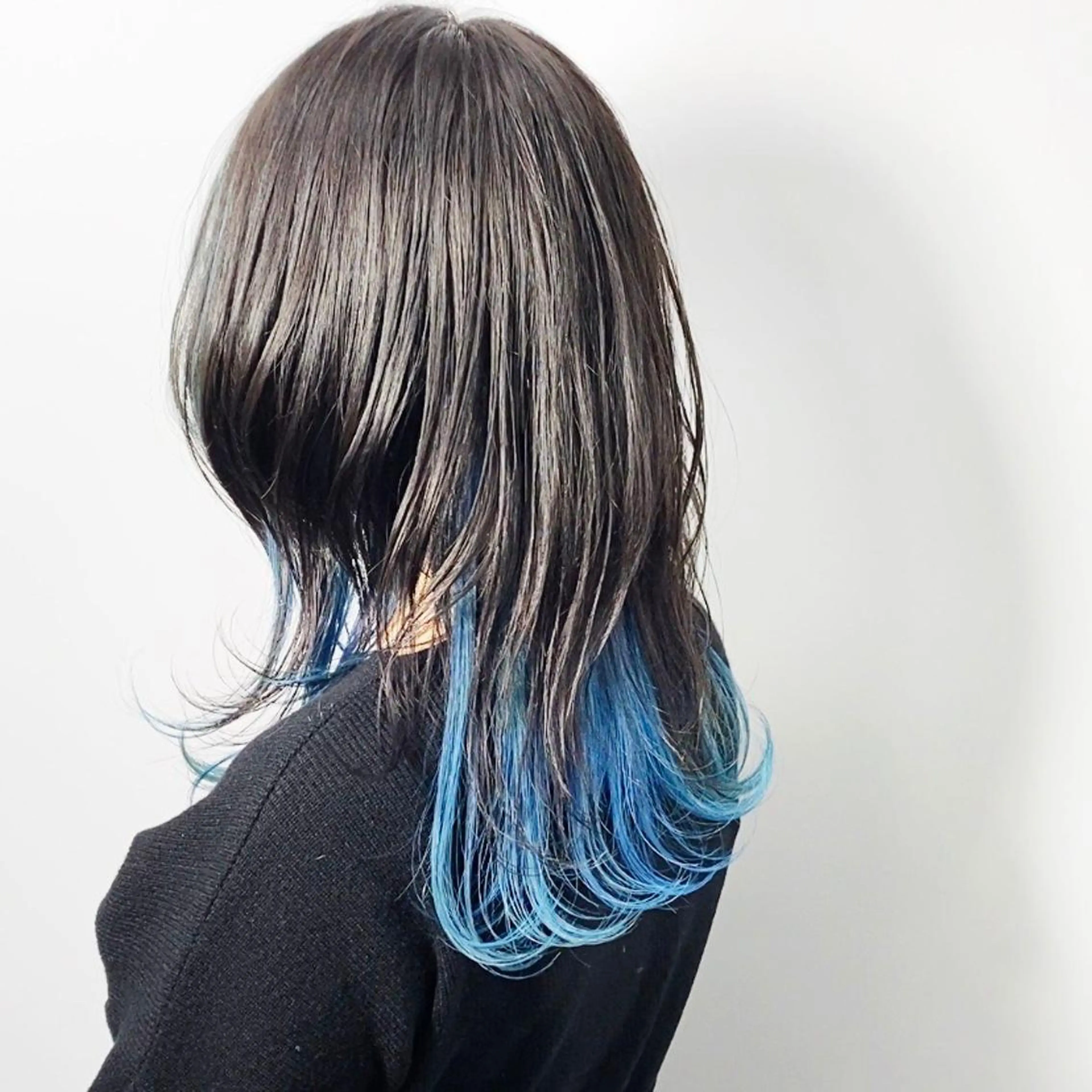 ミディアム カラー ミディアムレイヤー ブルーカラー インナーカラー レイヤーカット ウルフカット ヘアカラー トリートメント 大橋 拓巳のヘアスタイル