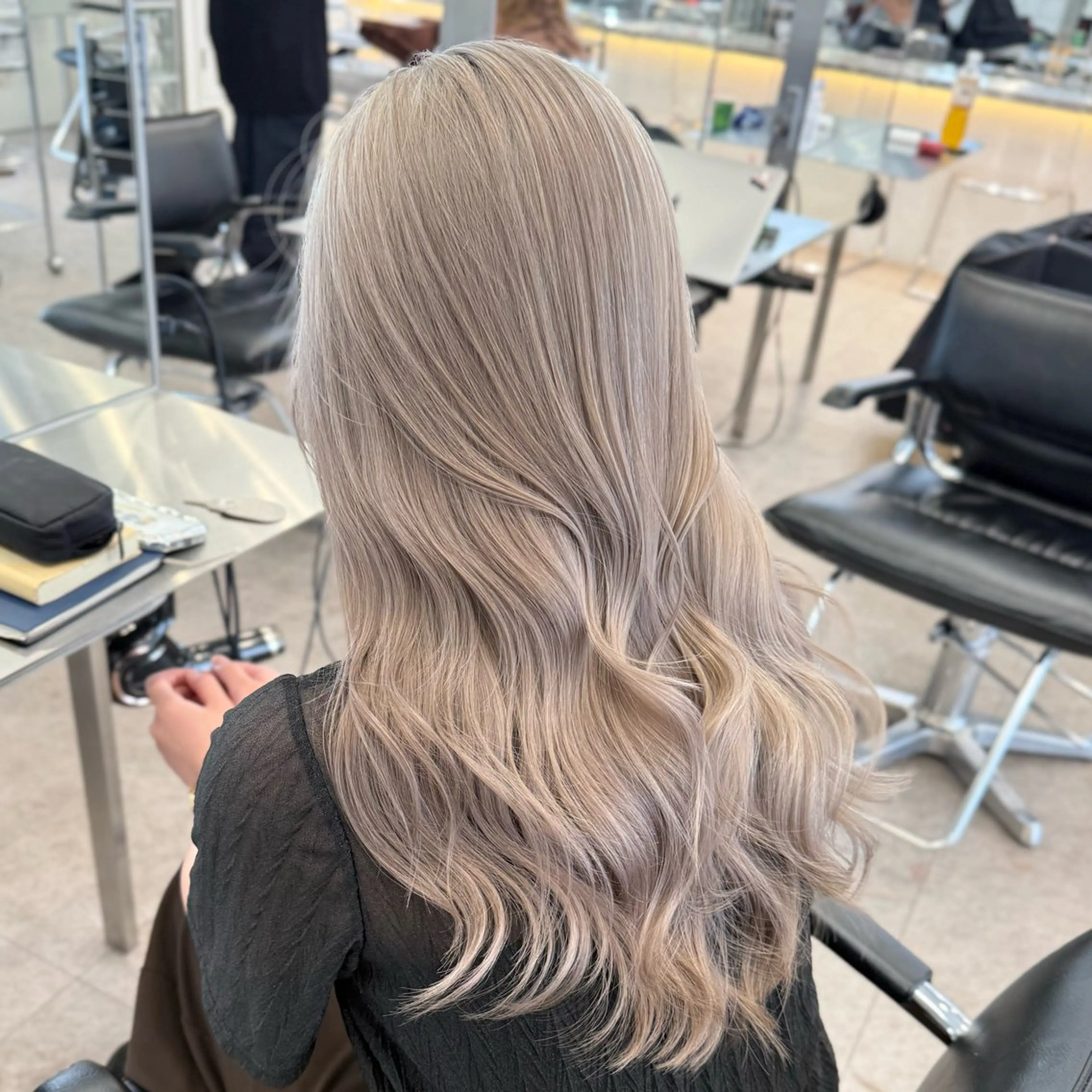 ロング カラー ベージュカラー ブリーチ ダブルカラー ミルクティーベージュ ロング ヘアカラー トリートメント cinq PROJECT所属・ミルクティーベージュ 🐱【Ryo】のヘアスタイル