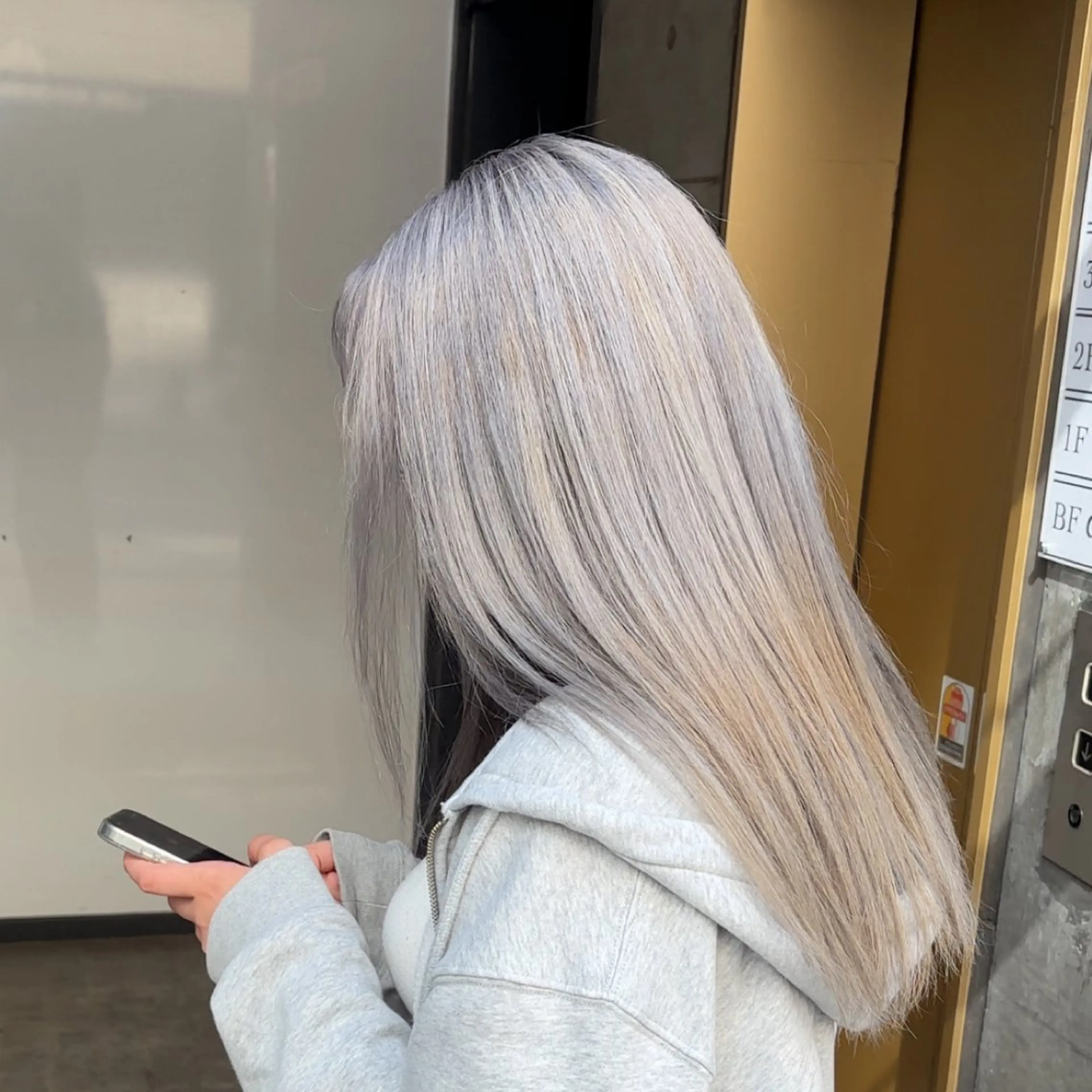 ロング カラー aura所属・波巻きパーマ✨️ ケアブリーチカラーのヘアスタイル