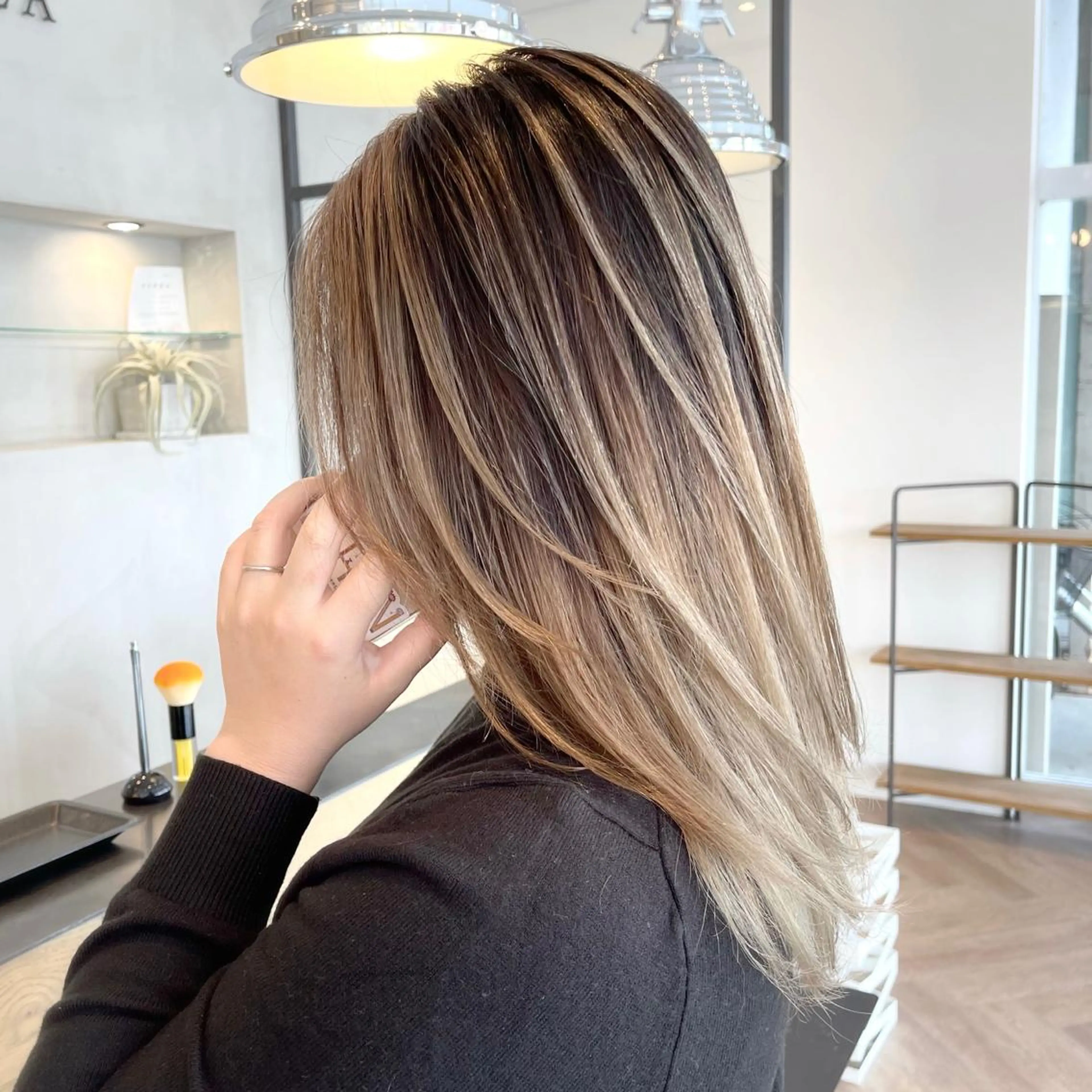 ミディアム カラー ヘアアレンジ バレイヤージュ デザインカラー ハイライトカラー 外国人風カラー ハイライト カット ヘアカラー トリートメント アンドウ ユウ/ レイヤーカット/韓国のヘアスタイル