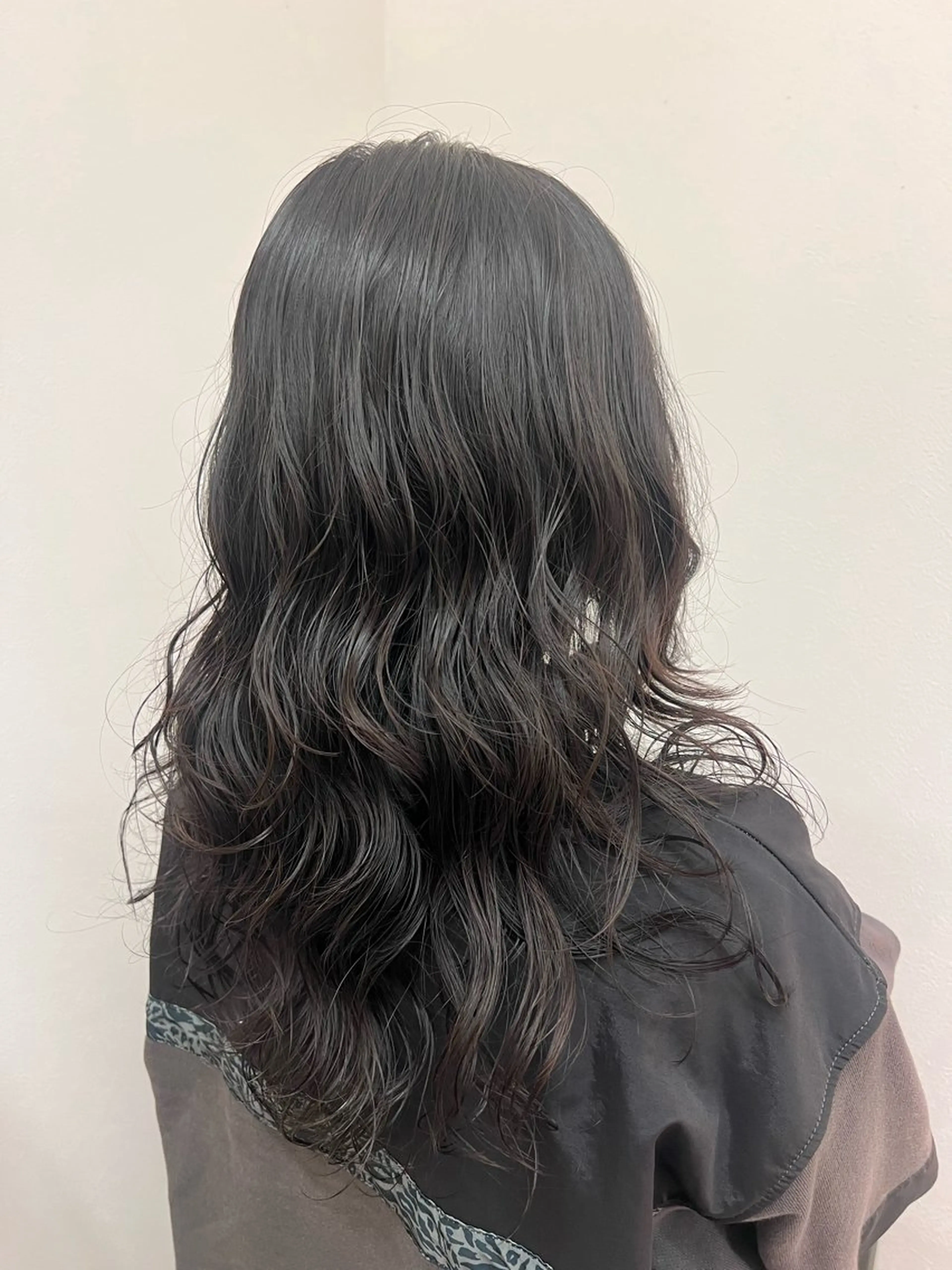 セミロング パーマ セミロングパーマ レイヤーカット 荻野 結衣のヘアスタイル