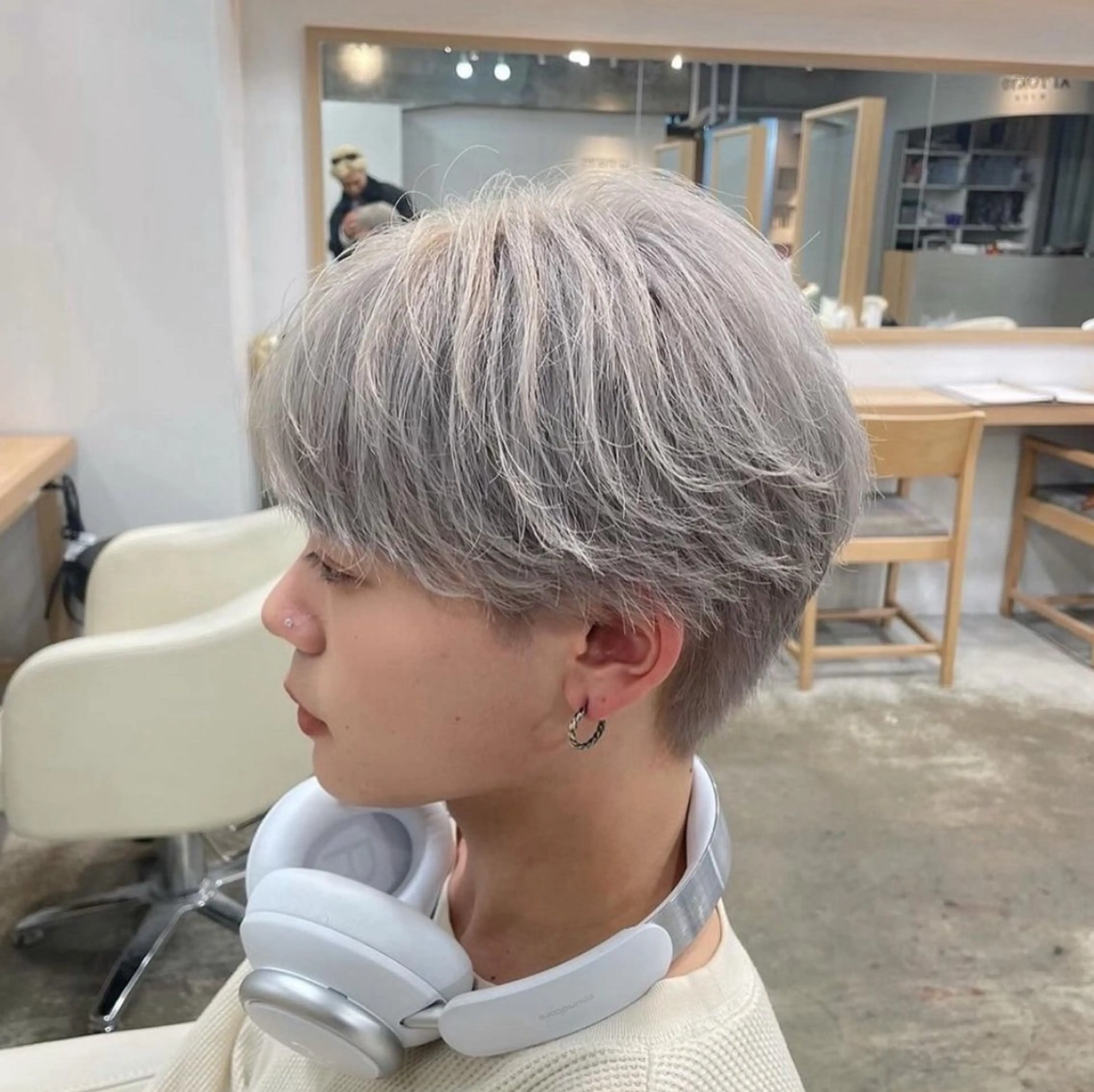 ミディアム カラー ブリーチ シルバー ホワイトシルバー ヘアカラー NATURAL 特化美容師🥀のヘアスタイル