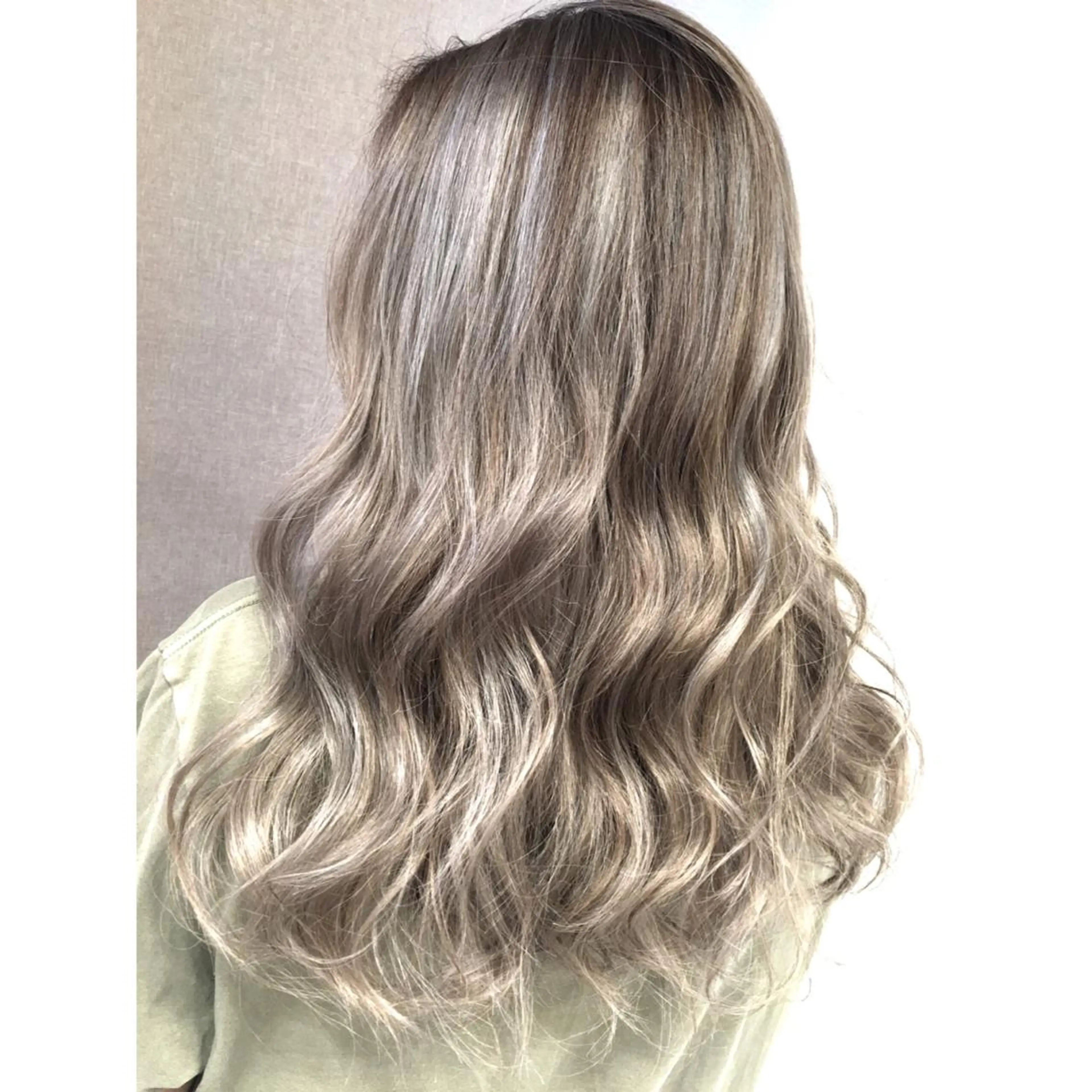 セミロング カラー ハイライトカラー シルバー 3Dハイライト ハイライト ヘアカラー トリートメント 井上 一平のヘアスタイル
