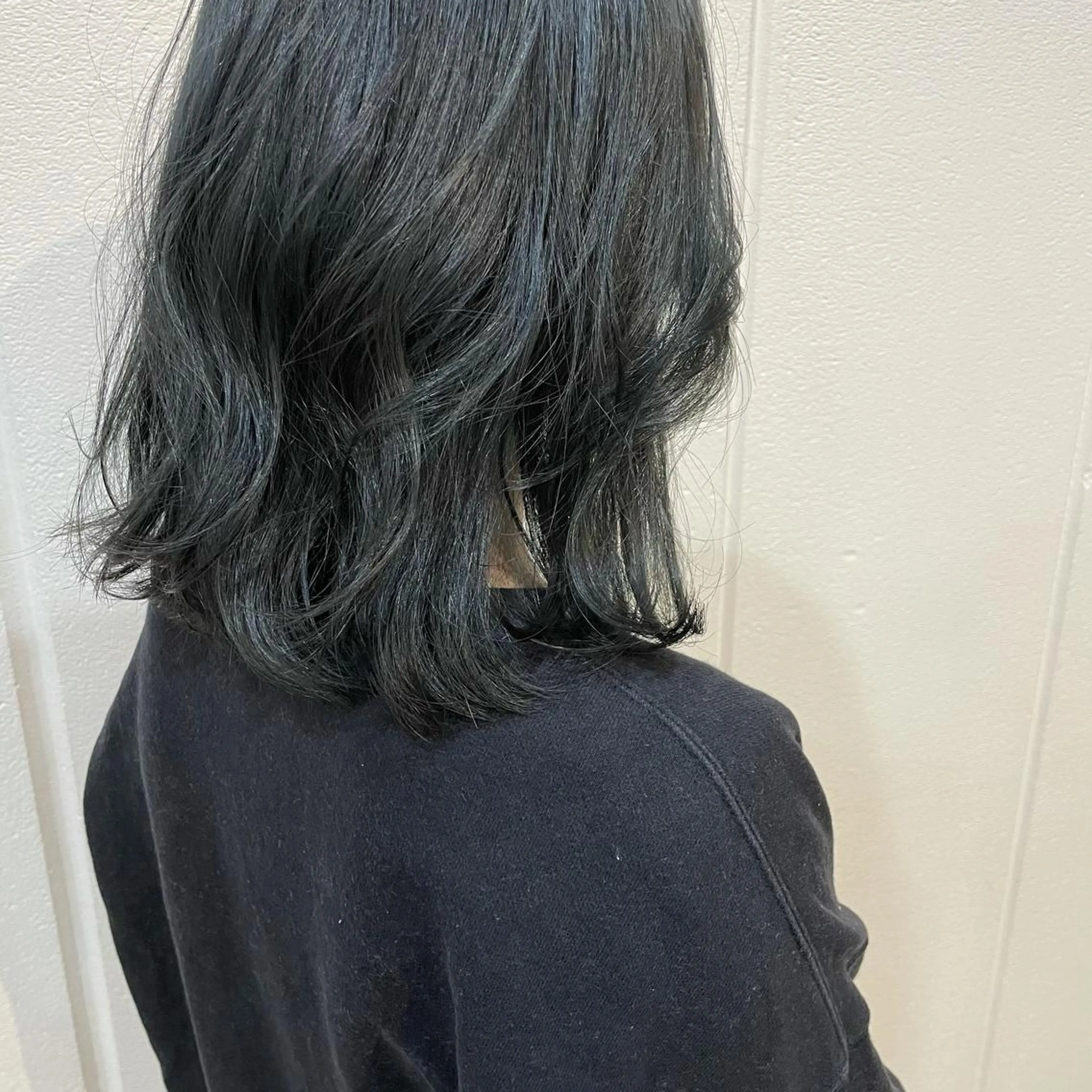 ミディアム カラー ブルーカラー ブルーグレー Lolonois梅田 /Okazaki:)のヘアスタイル