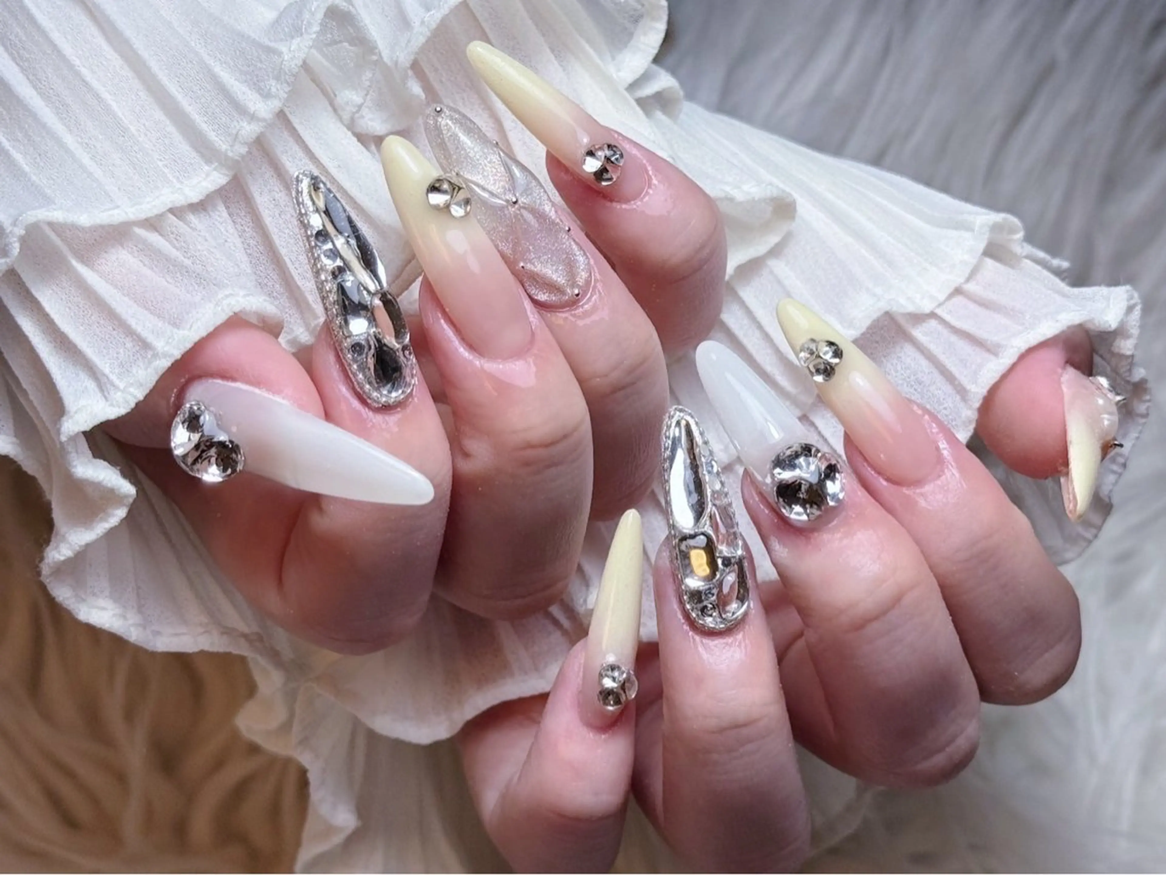 ネイル チークネイル 長さ出し フラワーネイル フレンチネイル ガーリー ハンドネイル NEW NAIL所属・NEW NAIL 池袋のネイルデザイン