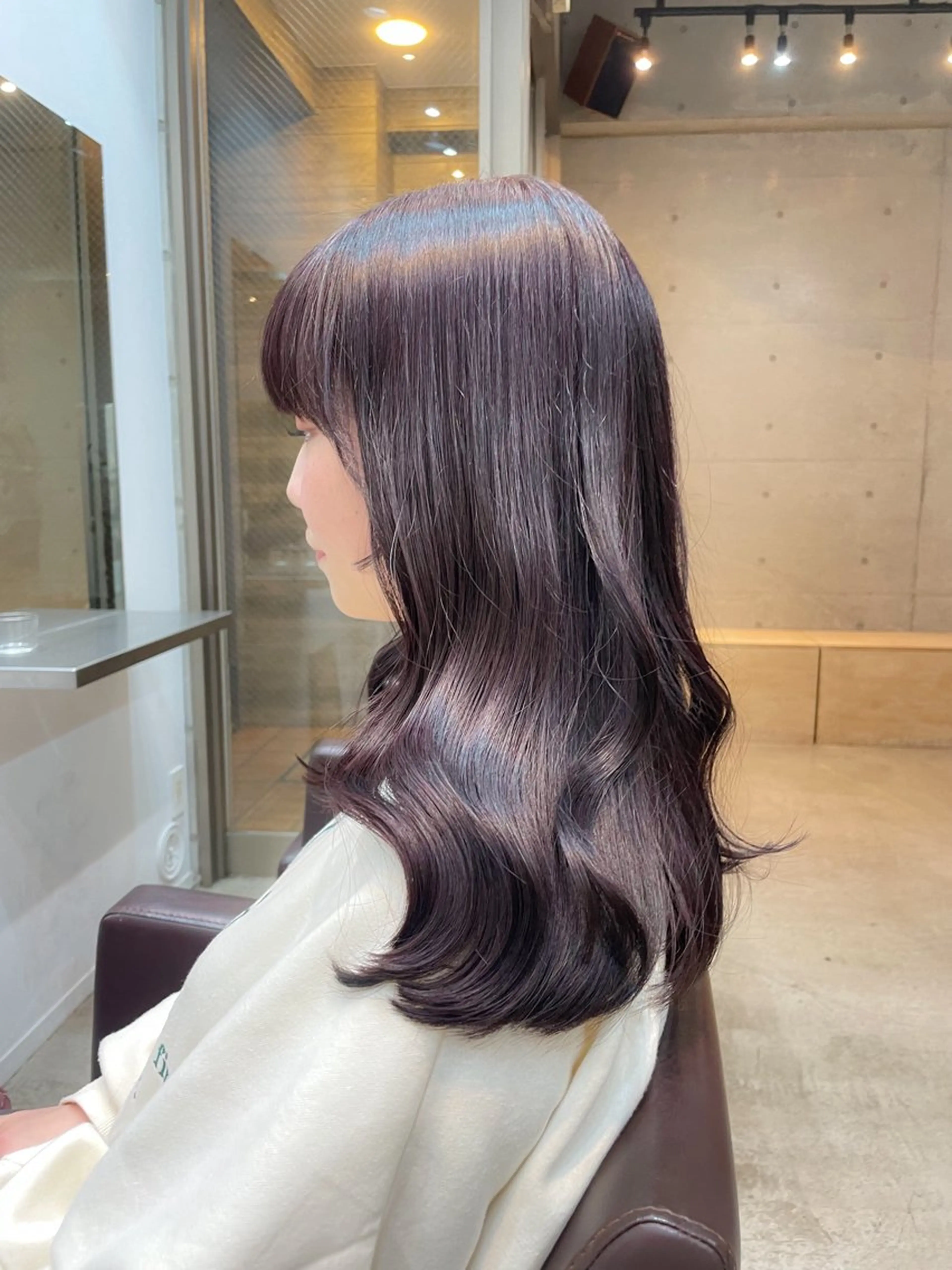 セミロング カラー ブラウンカラー ラベンダーカラー ラベンダーブラウン トリートメント ヘアカラー トリートメント 【arc】Ruri コテ巻き風パーマのヘアスタイル