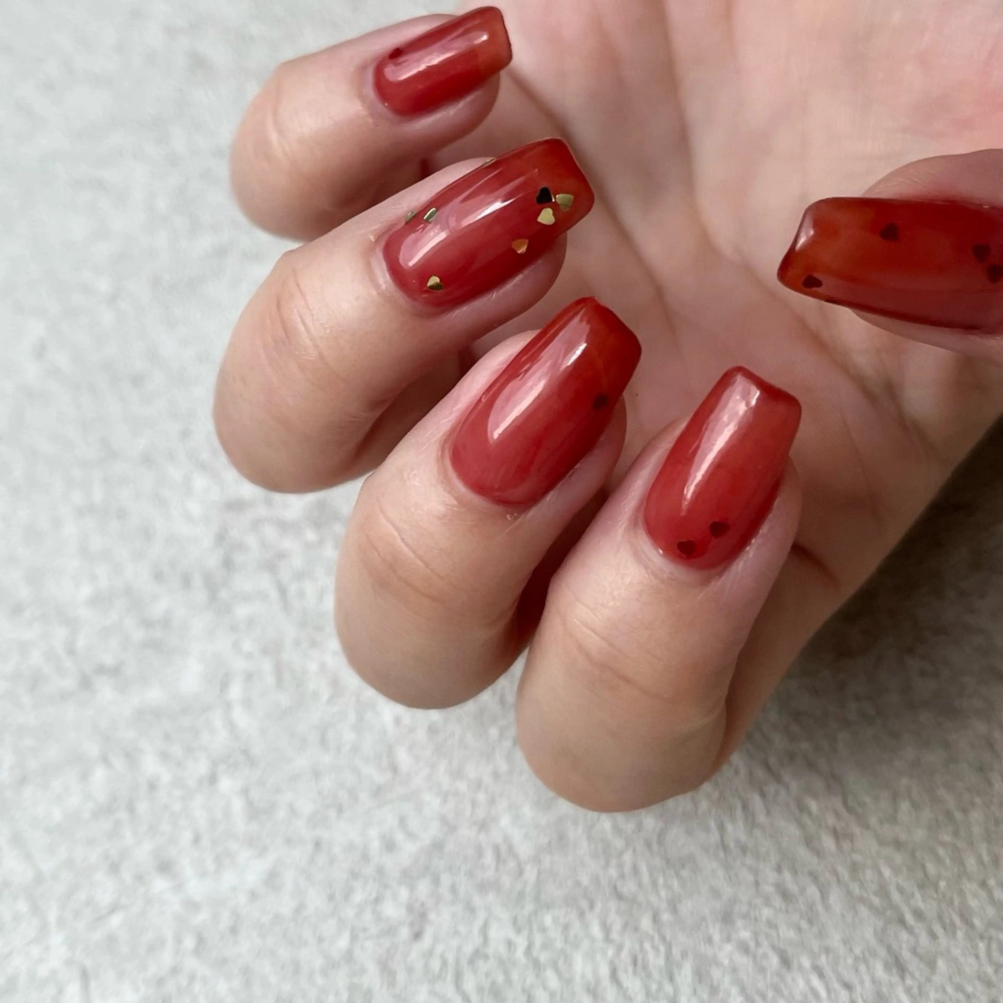 ネイル ゴールド ハート ホログラムネイル 赤色 バレンタイン ハンドネイル nail room Hotori.のネイルデザイン