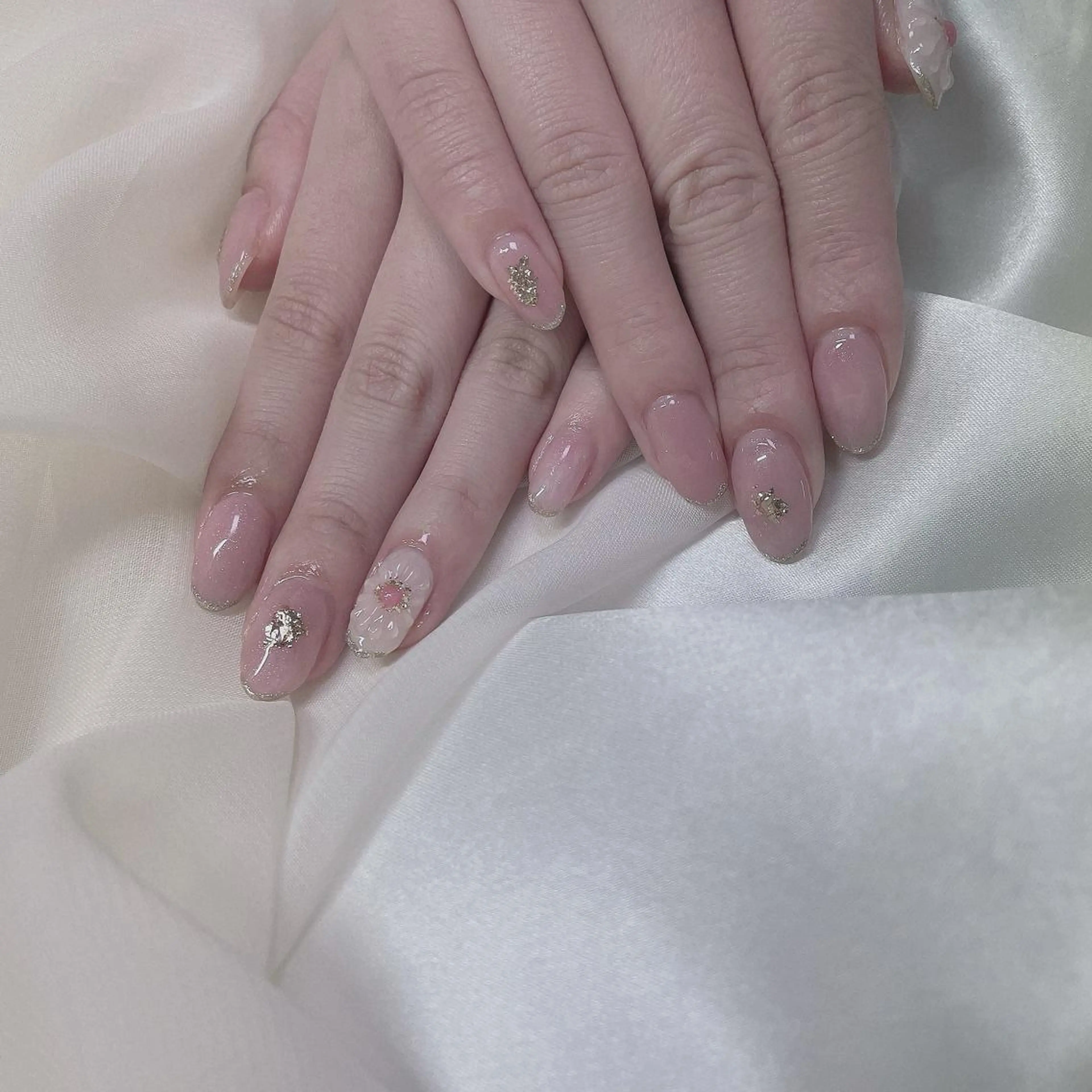 カラー ネイル ピンクカラー フラワーネイル ラメ(グリッター) ピンク ぷっくりネイル 𓂃🦢Aurora Swan🌙𓂃のネイルデザイン