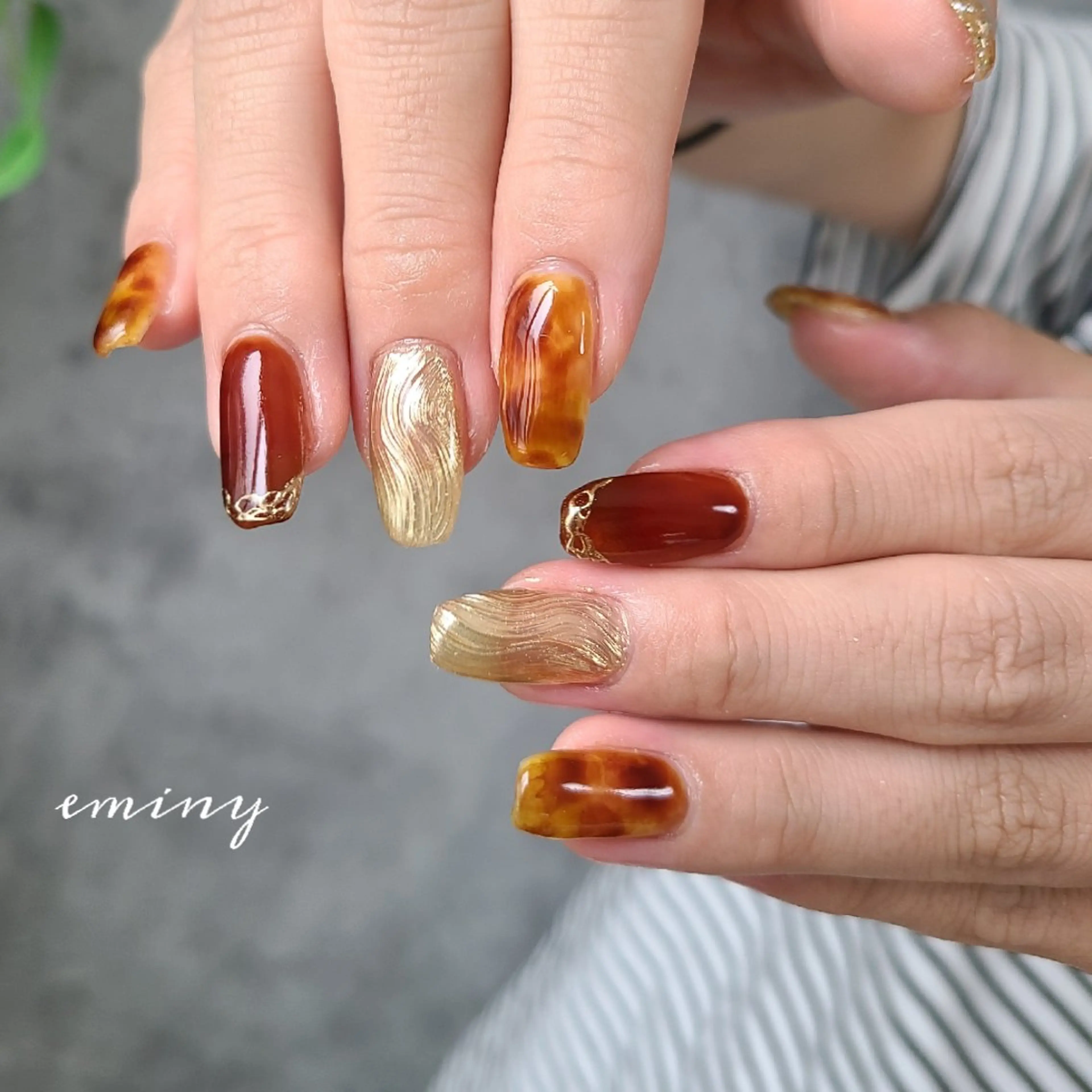 ネイル べっ甲ネイル ゴールド ミラーネイル ハンドネイル nail salon  eminyのネイルデザイン