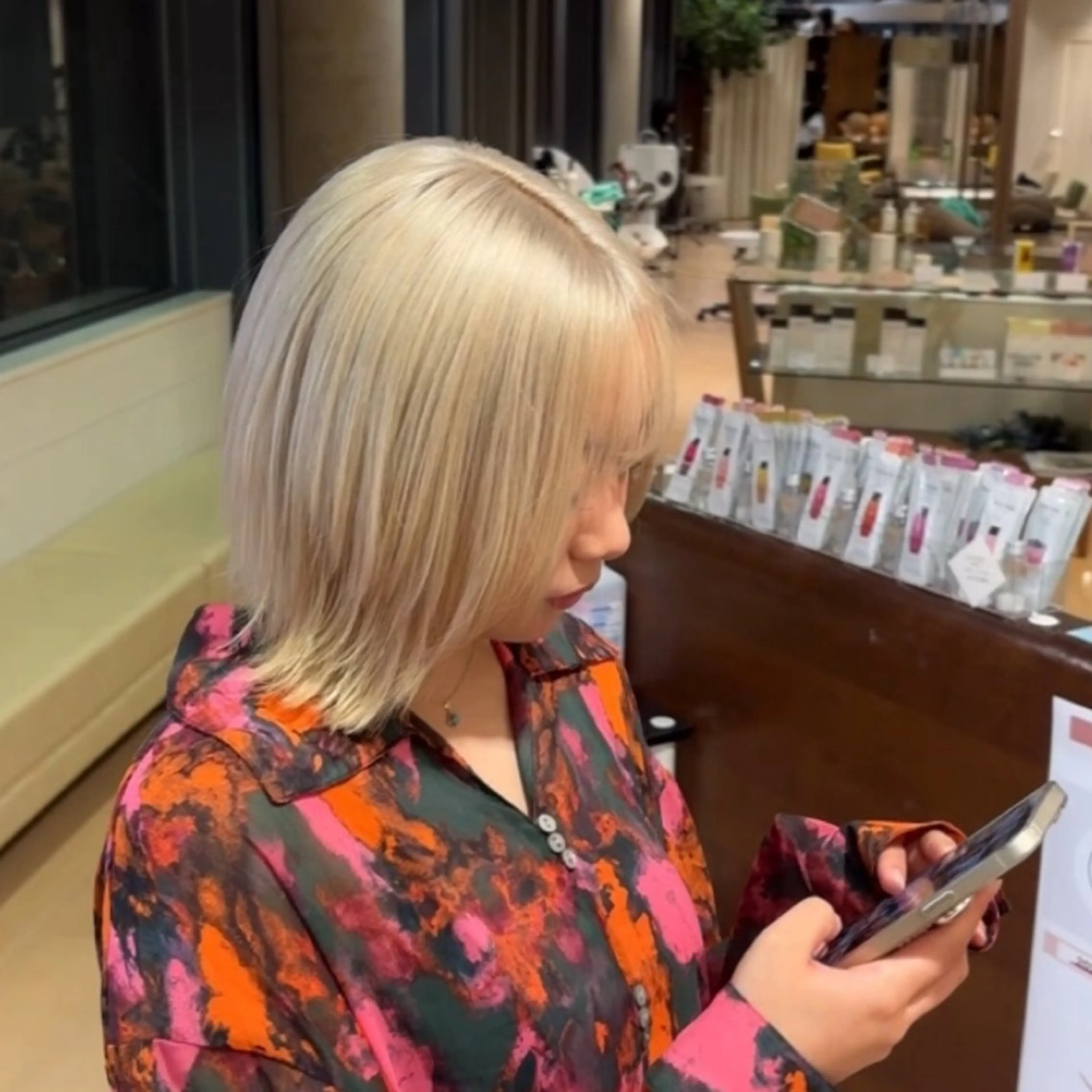 ショート カラー CONAN｜レイヤー ボブ／ハイトーンのヘアスタイル