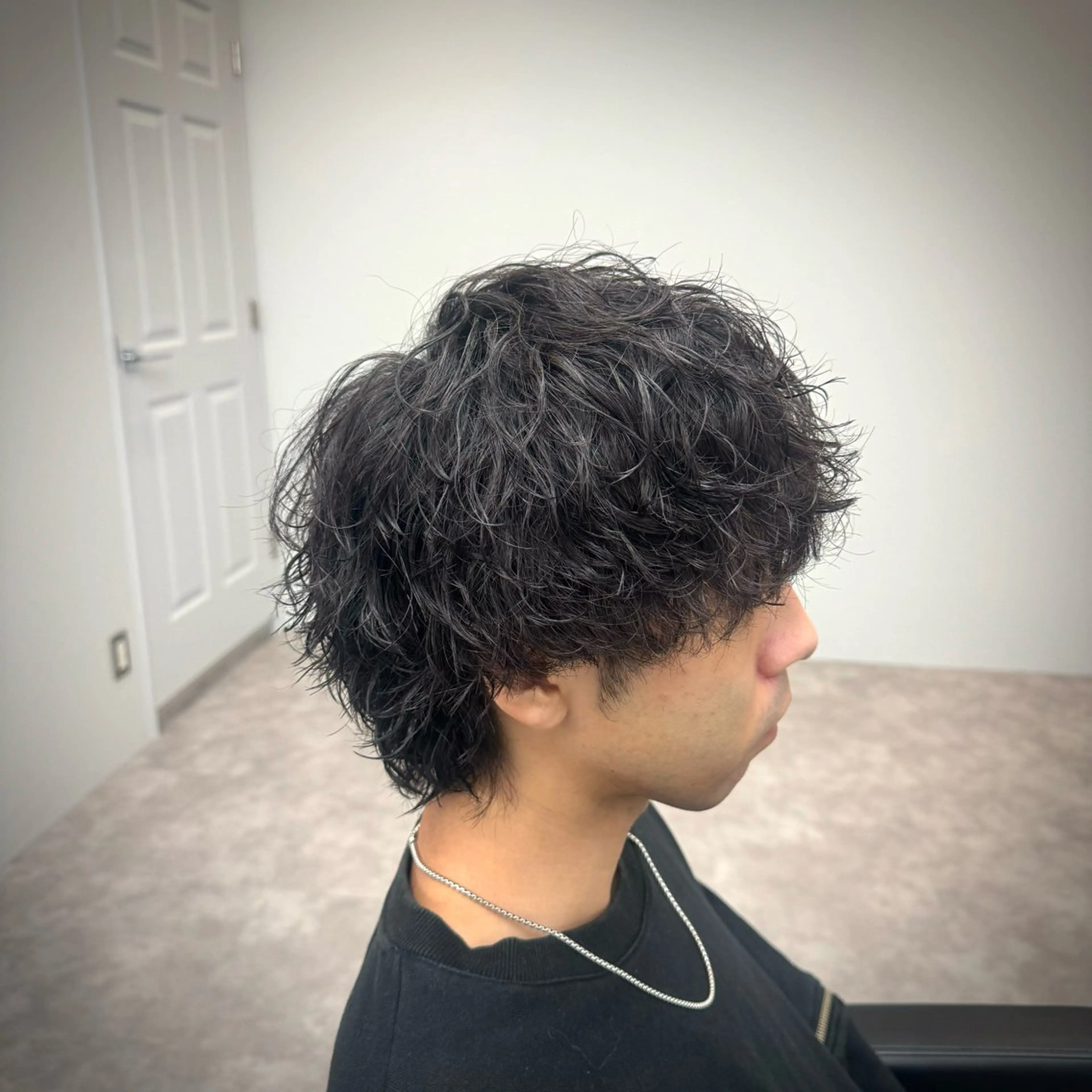 ミディアム パーマ メンズ ミディアムパーマ マッシュウルフ マッシュ メンズパーマ メンズウルフカット カット パーマ men's hair salon First藤沢店所属・ツイスパ/波巻き/ サーフ/嶋田就斗のヘアスタイル