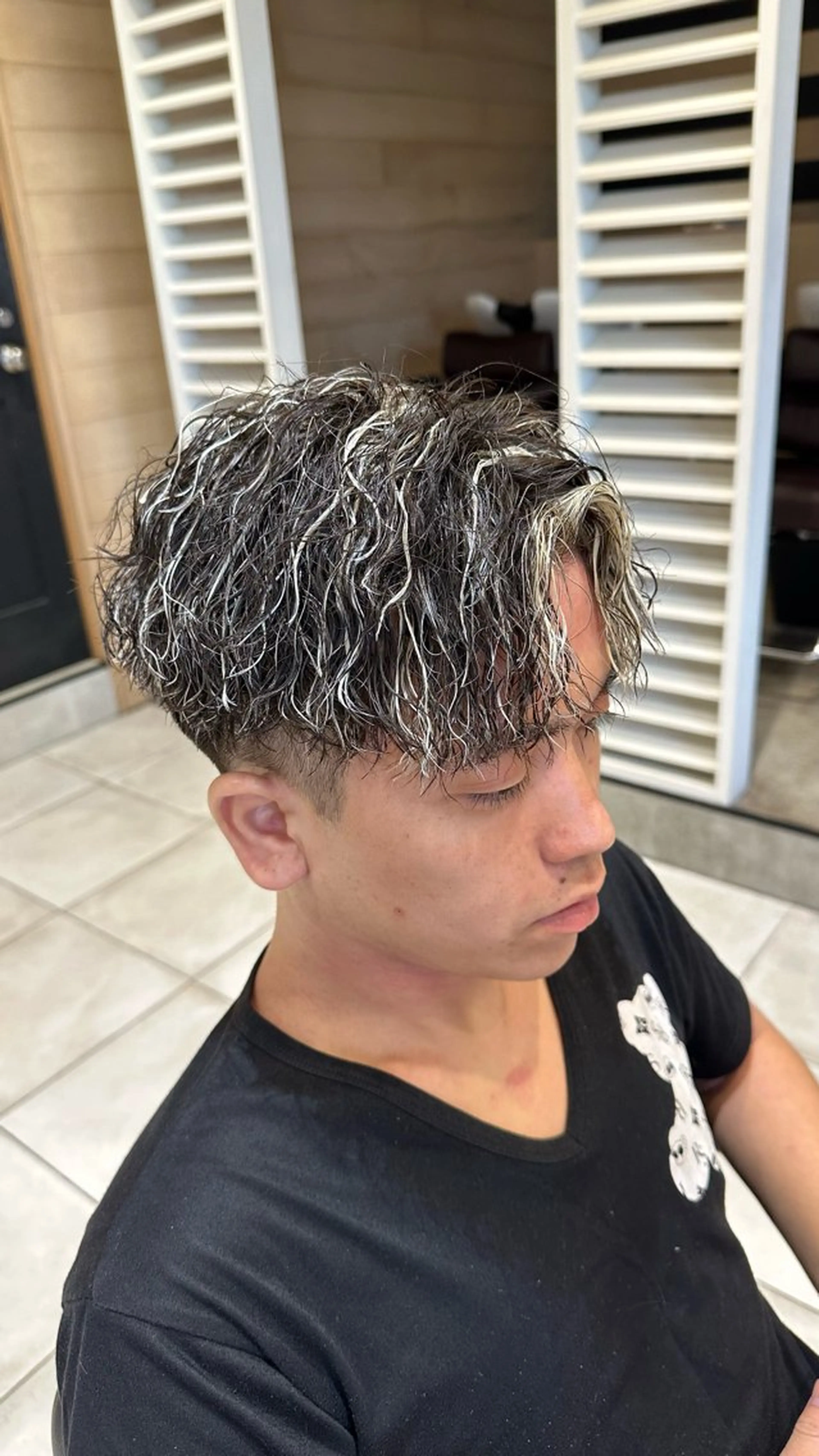 ショート カラー パーマ メンズ カット ヘアカラー パーマ メンズ特化　パーマ メッシュハイライトのヘアスタイル