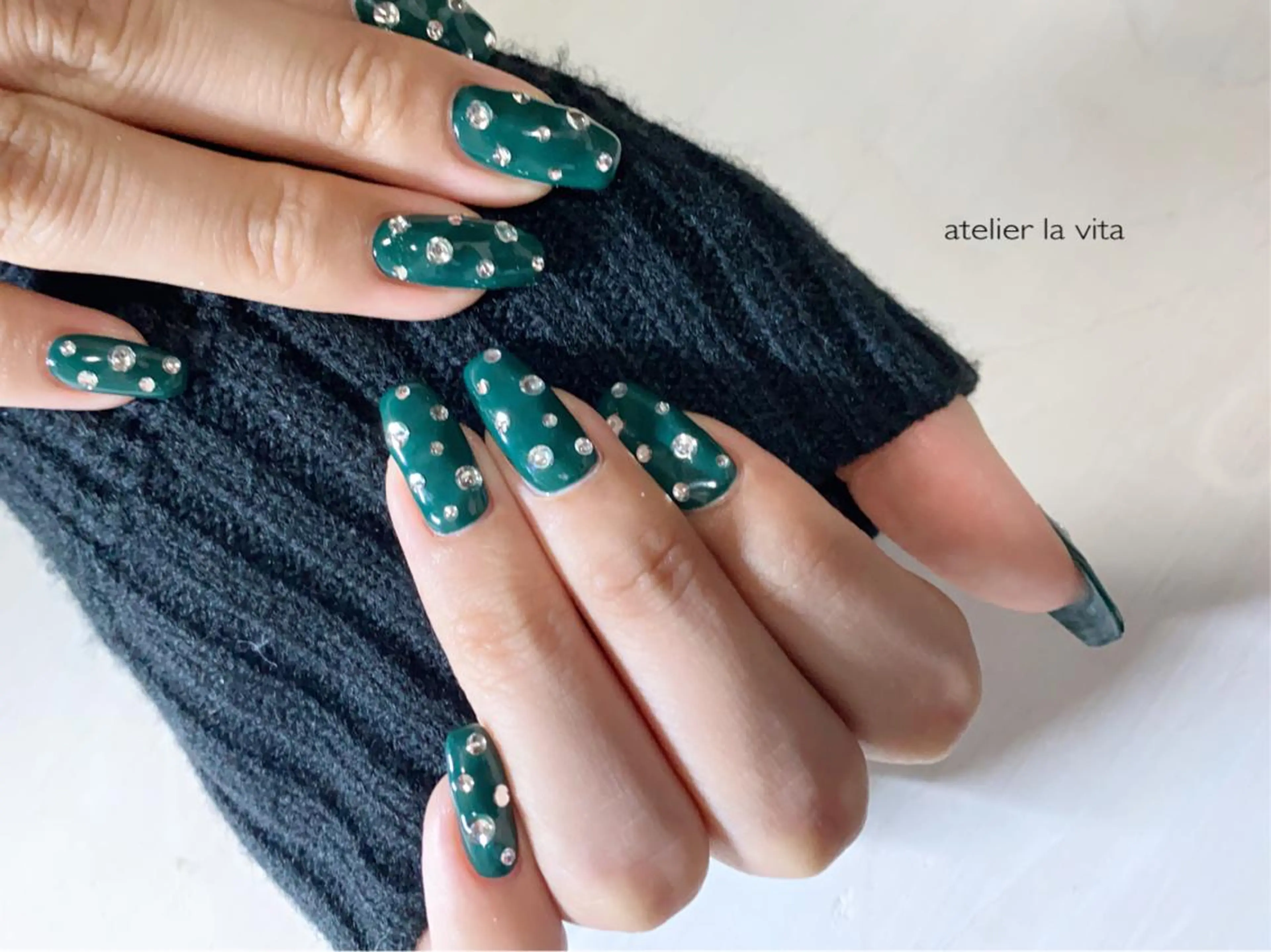 ネイル アートネイル グリーン ワンカラーネイル シンプルネイル ストーンネイル ハンドネイル atelier la vita所属・lavita. mimuraのネイルデザイン