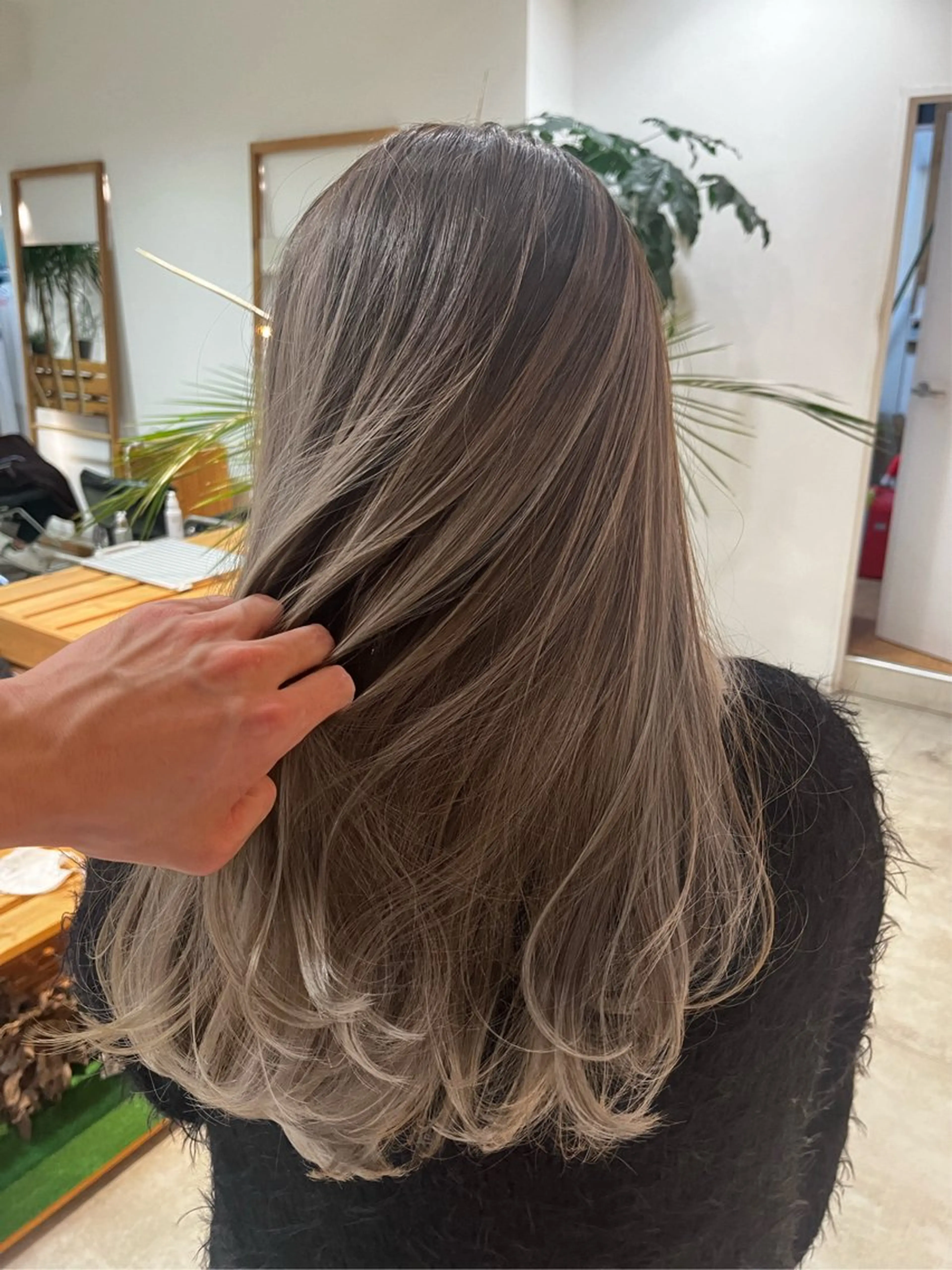ミディアム カット ヘアカラー hoNua. 栄/透明感カラーのヘアスタイル