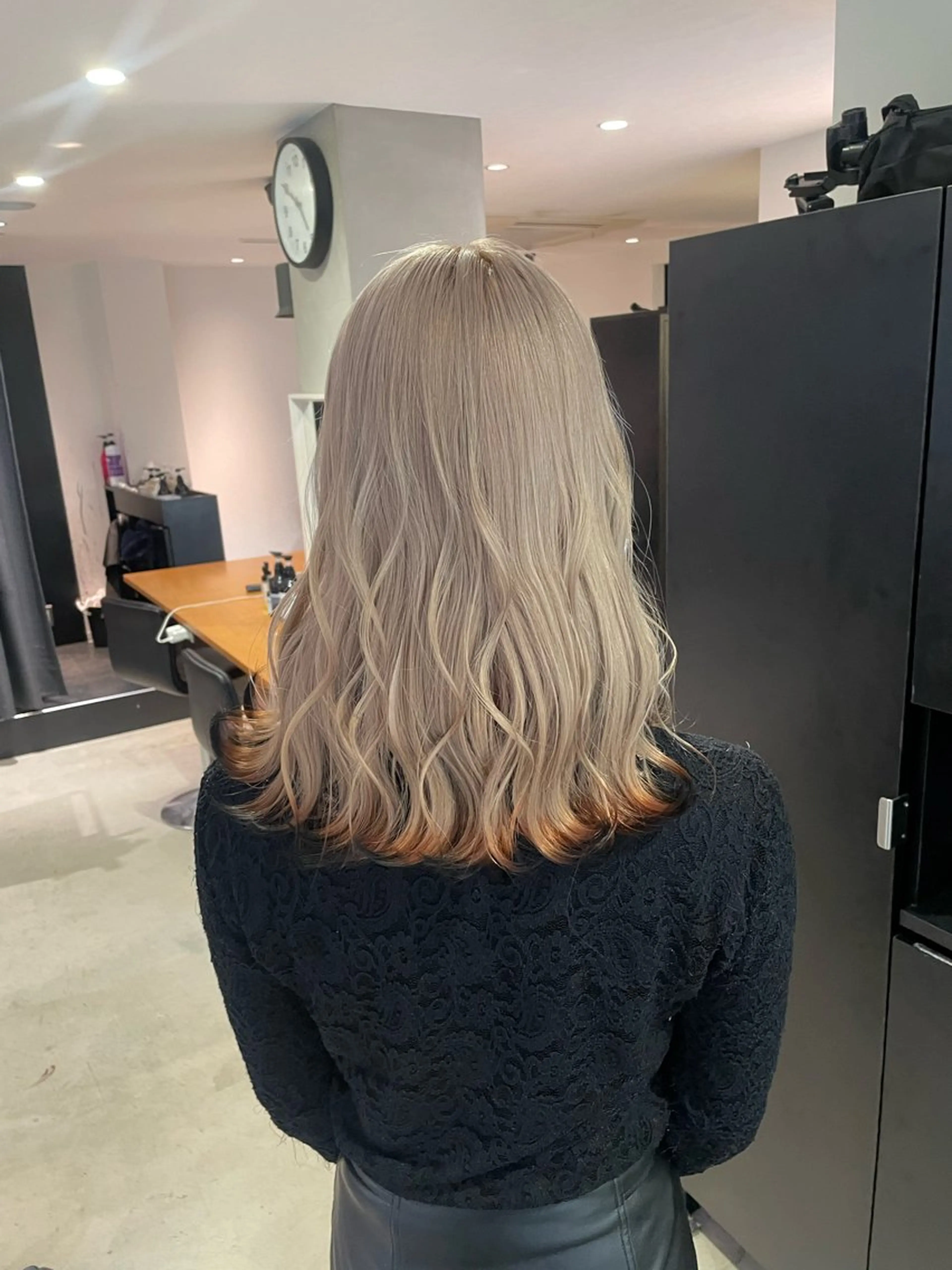 ミディアム カラー ブリーチ 狐カラー ヘアカラー youres hair 新宿3丁目店所属・艶髪/ハイトーン /髪質改善/柴田のヘアスタイル