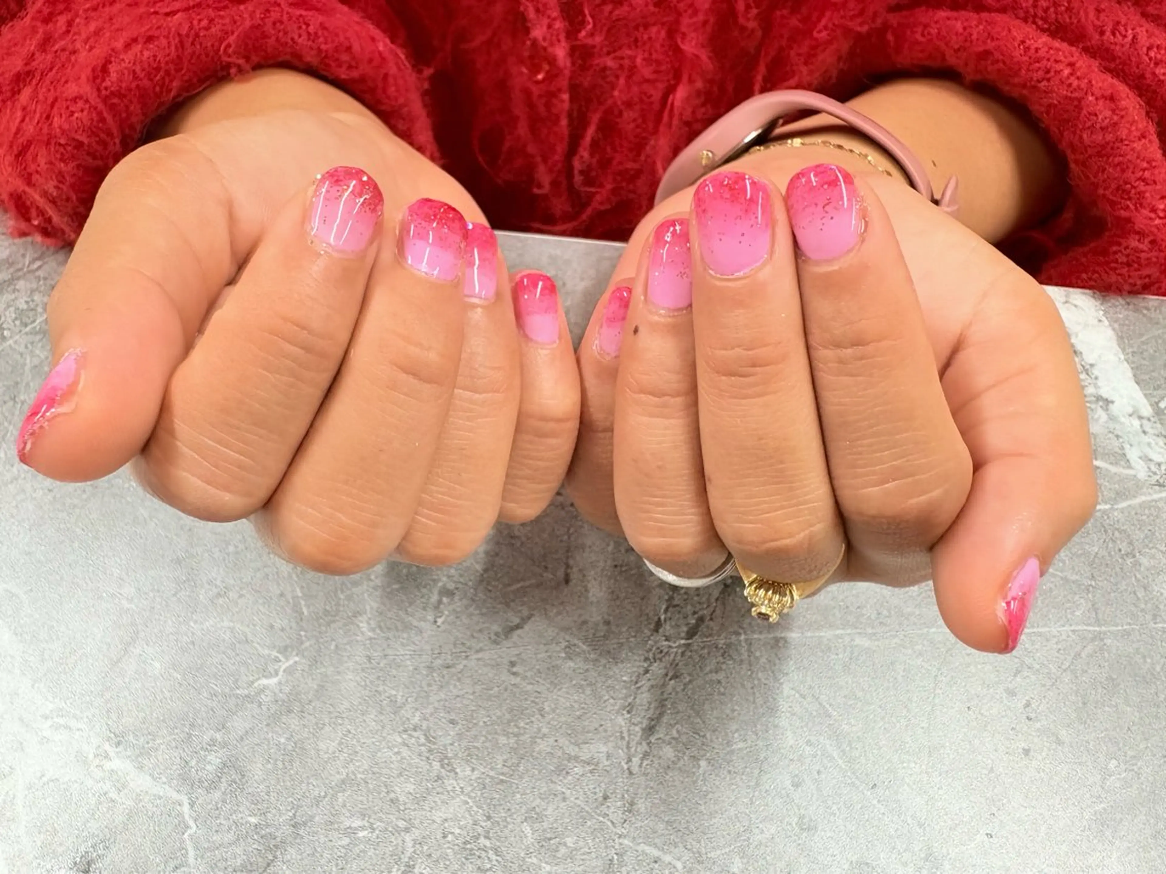 ネイル グラデーション ピンク 赤色 Bijou nail salon所属・Ｂijou chihiroのネイルデザイン