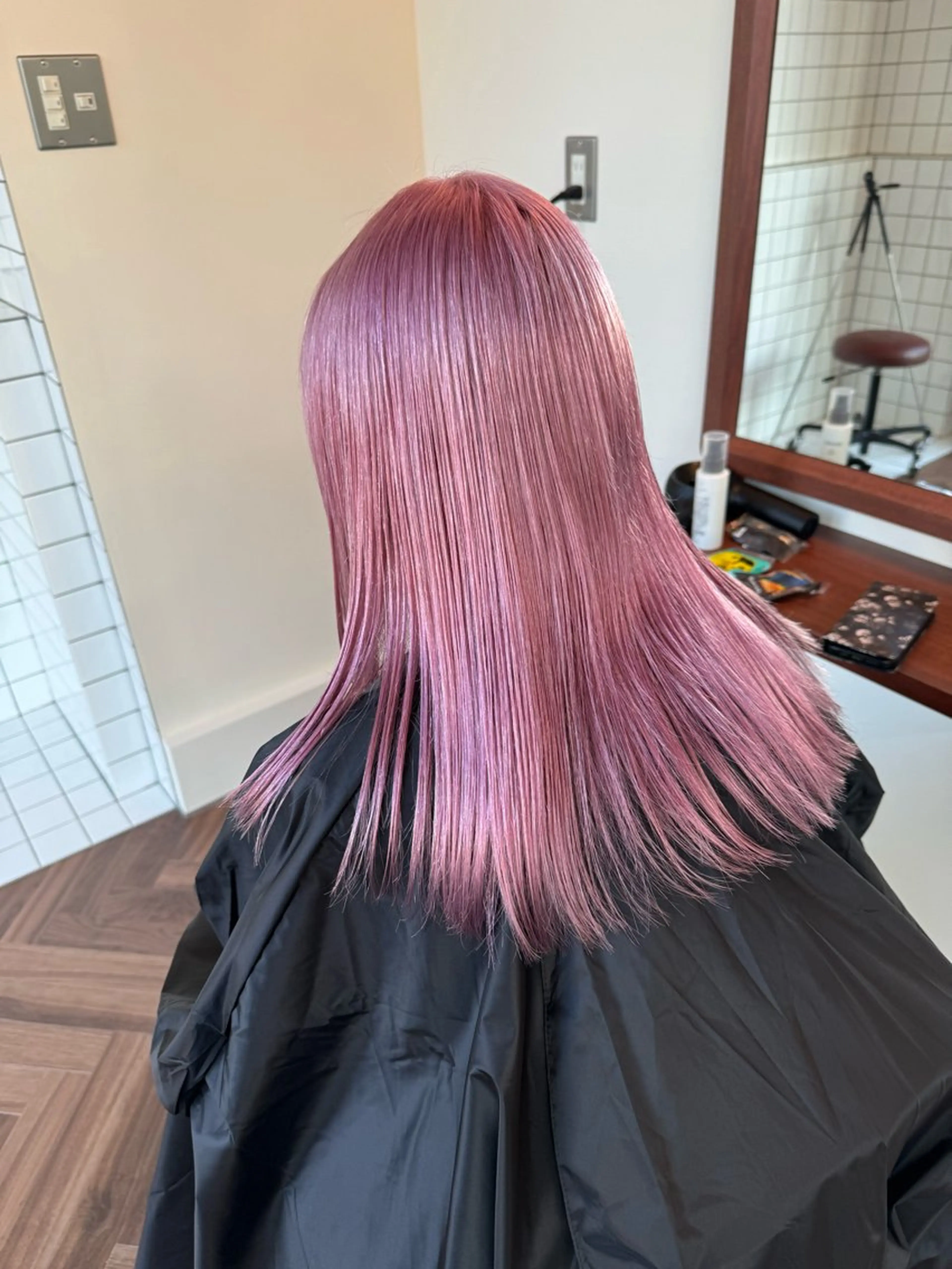 ミディアム カラー アッシュ アッシュブラウン ブリーチ ブラウンカラー ケアブリーチ ヘアカラー トリートメント ヘアセット ニュアンスレイヤー ハイトーンカラーのヘアスタイル